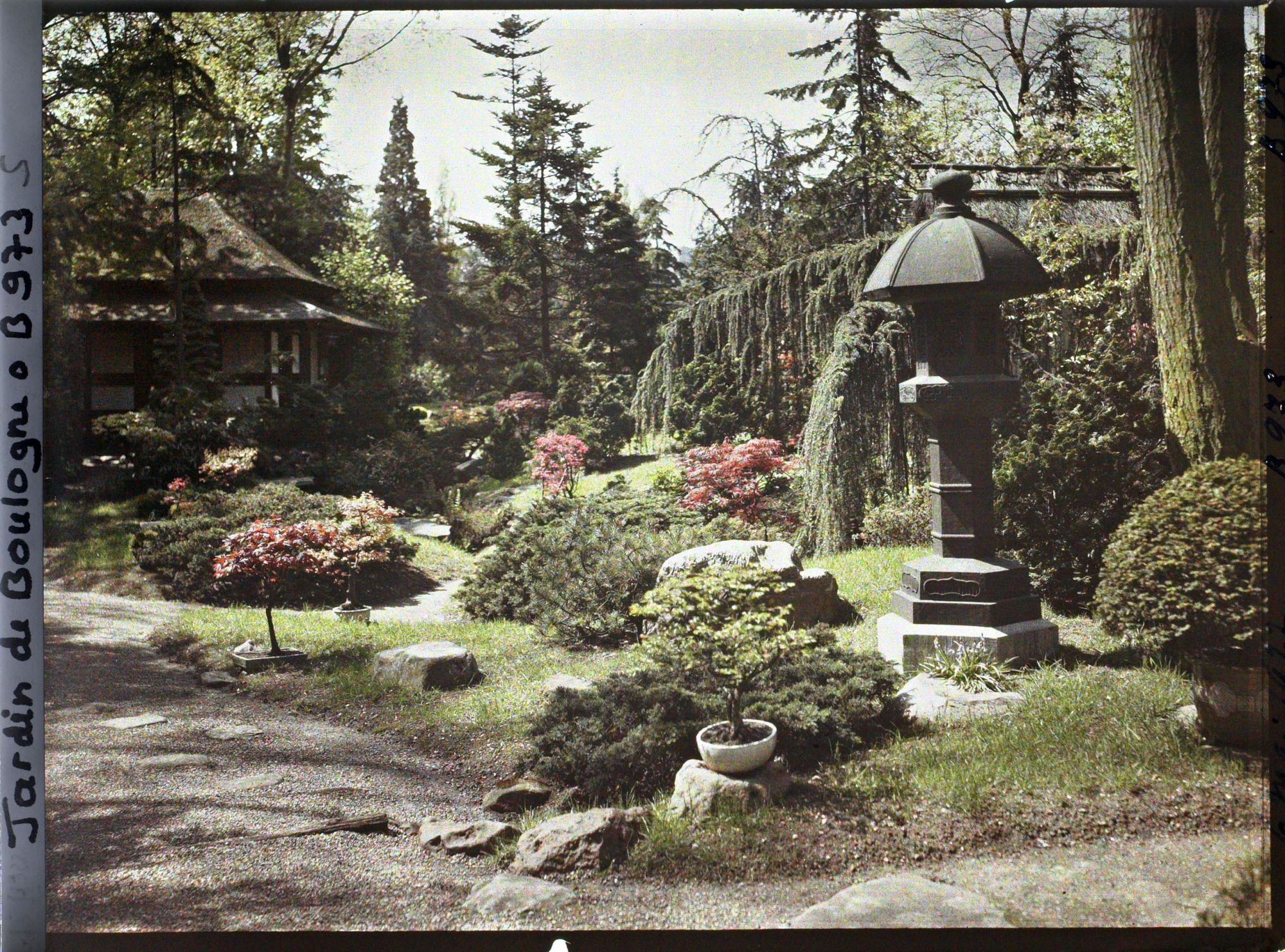 Image représentant Le " village japonais " vu depuis un croisement d'allées, proche de son entrée côté jardin anglais