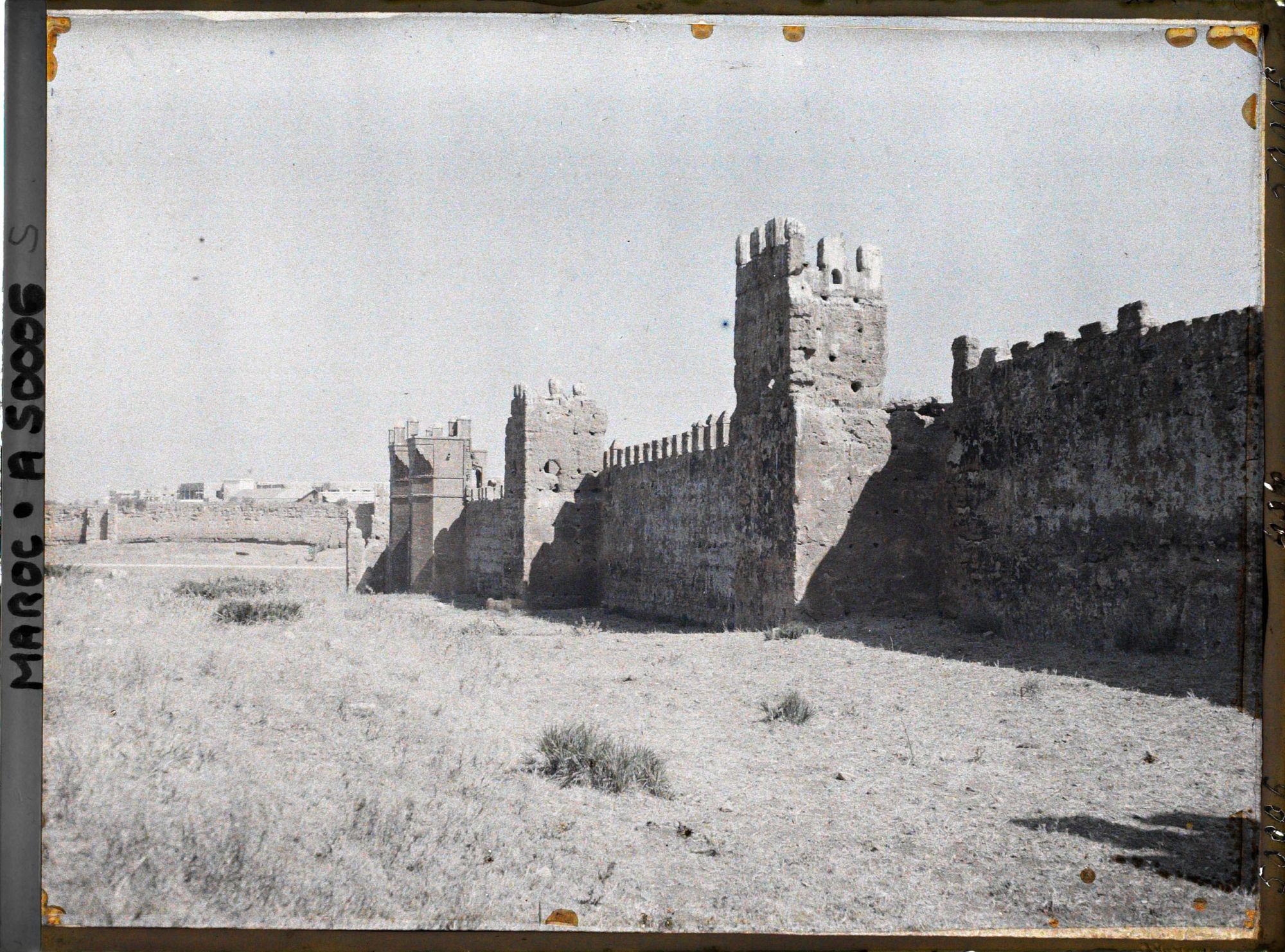 Image représentant Les remparts près de la porte de la nécropole de Chella