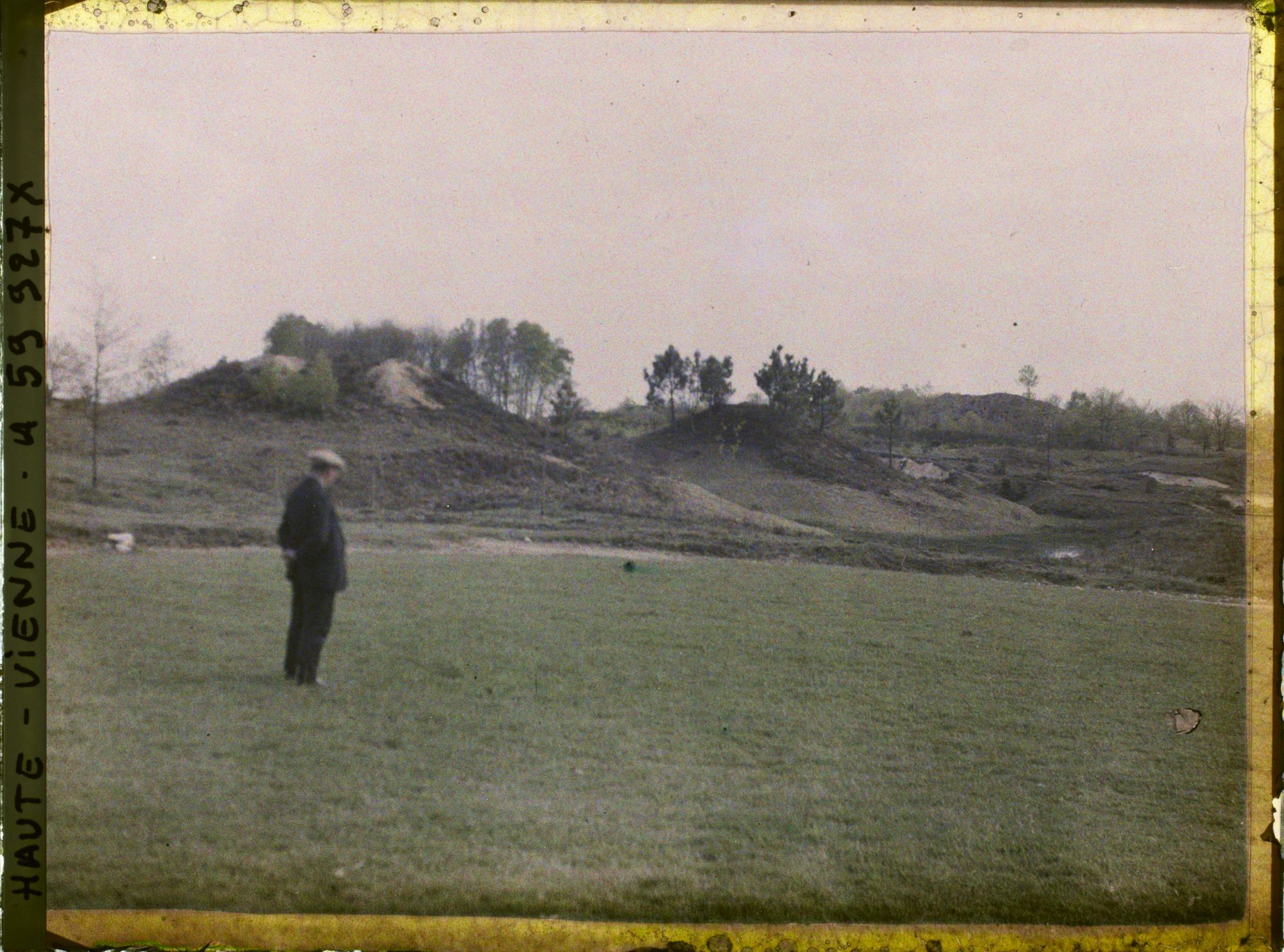 Image représentant Homme devant l'ancienne fosse de la mine de Leycuras (?)