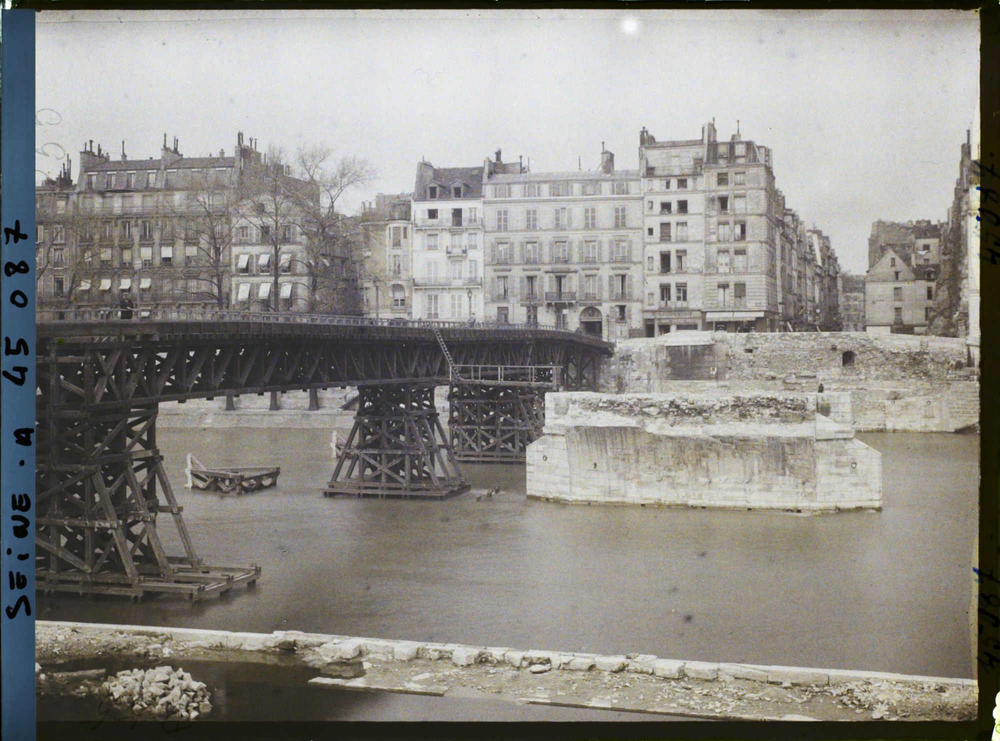 Image représentant Le quai de Béthune et le pont de la Tournelle en reconstruction