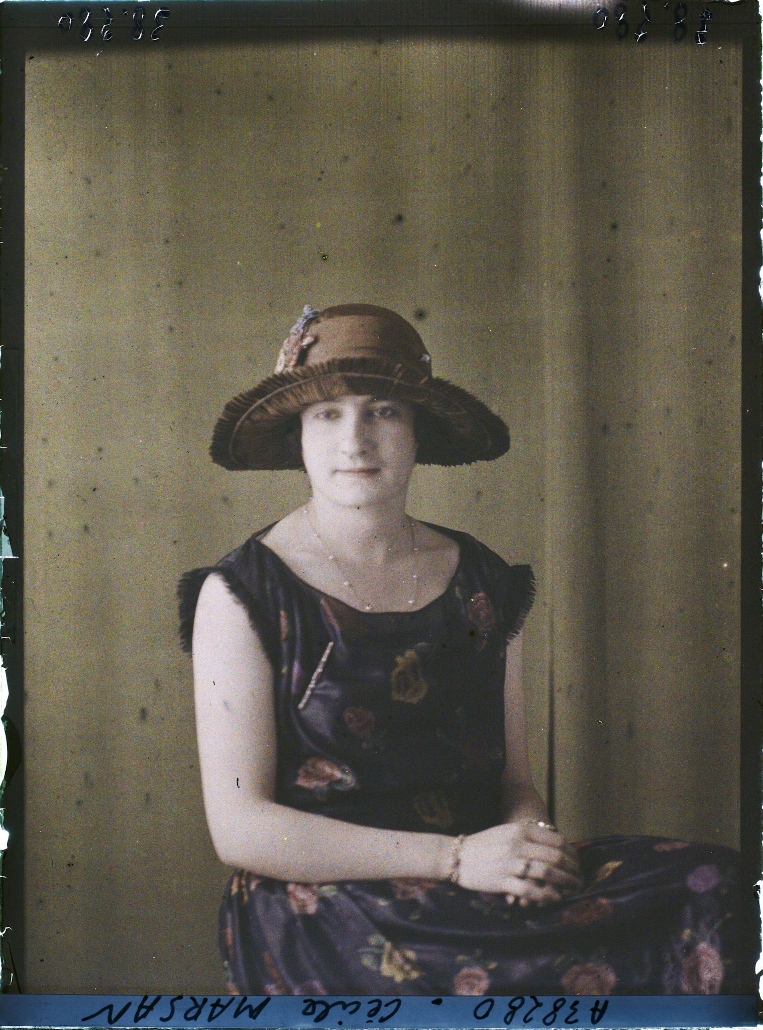 Image représentant Mademoiselle  https://musee-albert-kahn.s-museum.fr/home/NWQ2OTAwYzNmYjZlZTk1ZWQwODJmMjY4L2dlbmVyaWMtbm90aWNlLXRhYi9hdXRob3JpdHkvNjE3YTc5ZjVjZjhiODk2OGIzMzM3ZDIx/5d6900c3fb6ee95ed082f268/generic-notice-tab/authority/617a79ebcf8b8968b3337349 Cécile Marsan