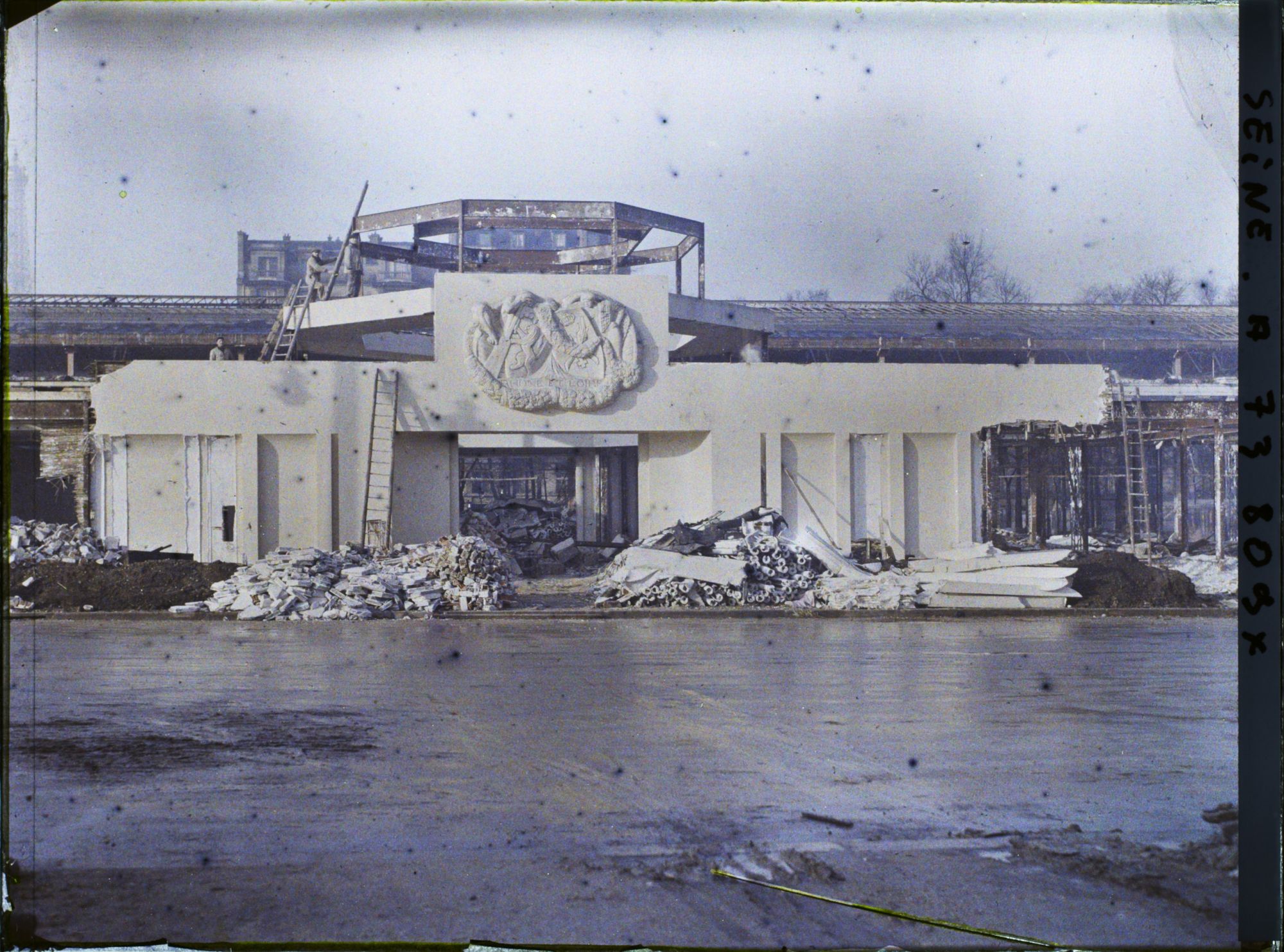 Image représentant L'exposition des arts décoratifs, démolition du pavillon du Rhône sur l'esplanade des Invalides