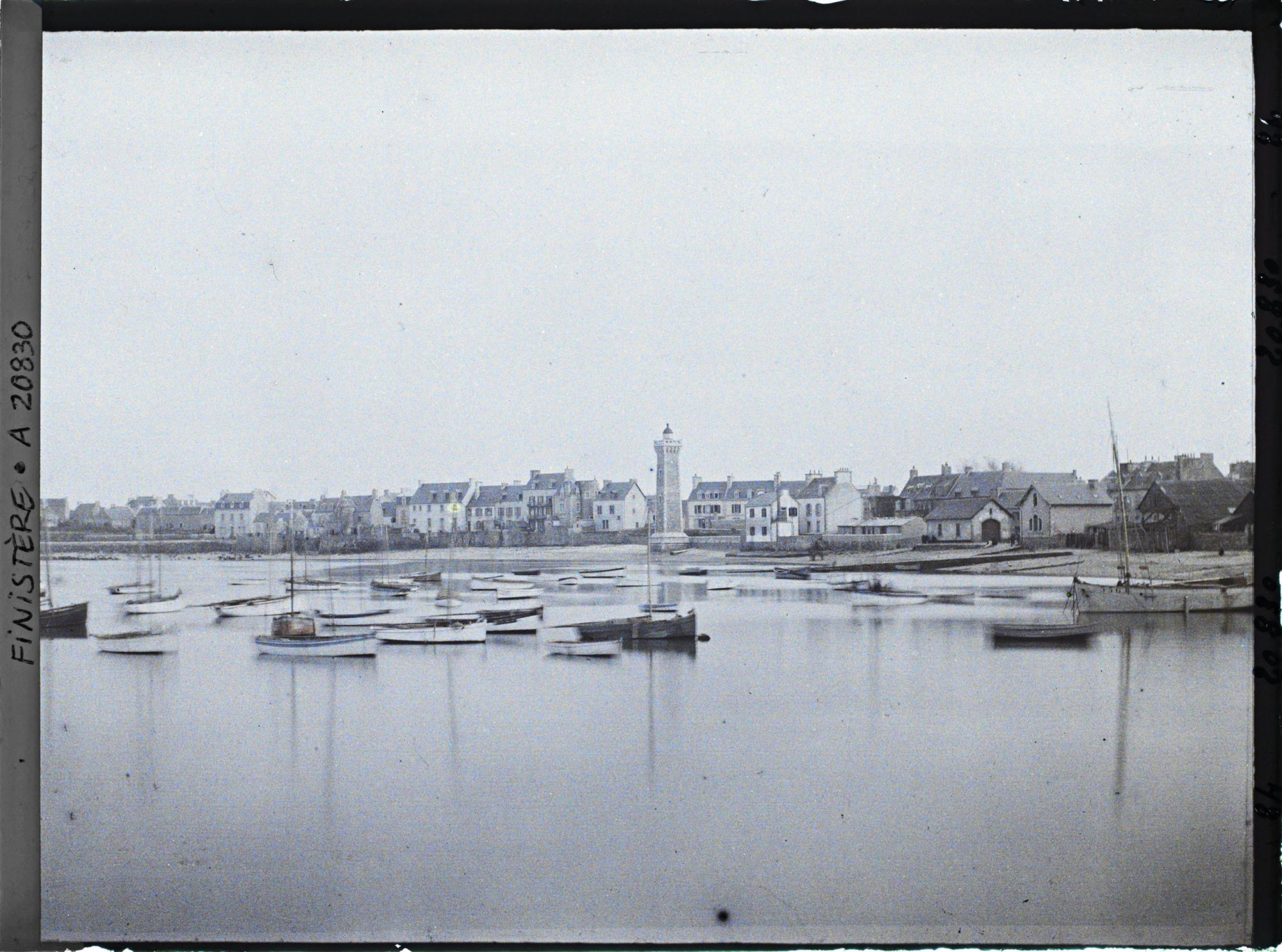 Image représentant Le port de Roscoff avec son phare