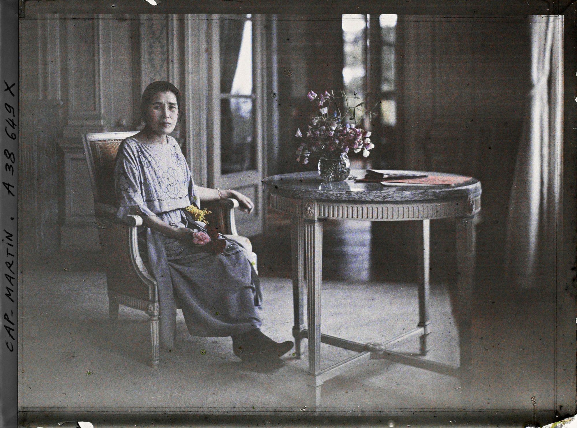 Image représentant Madame Itschimoura, invitée par Albert Kahn dans un salon de sa villa