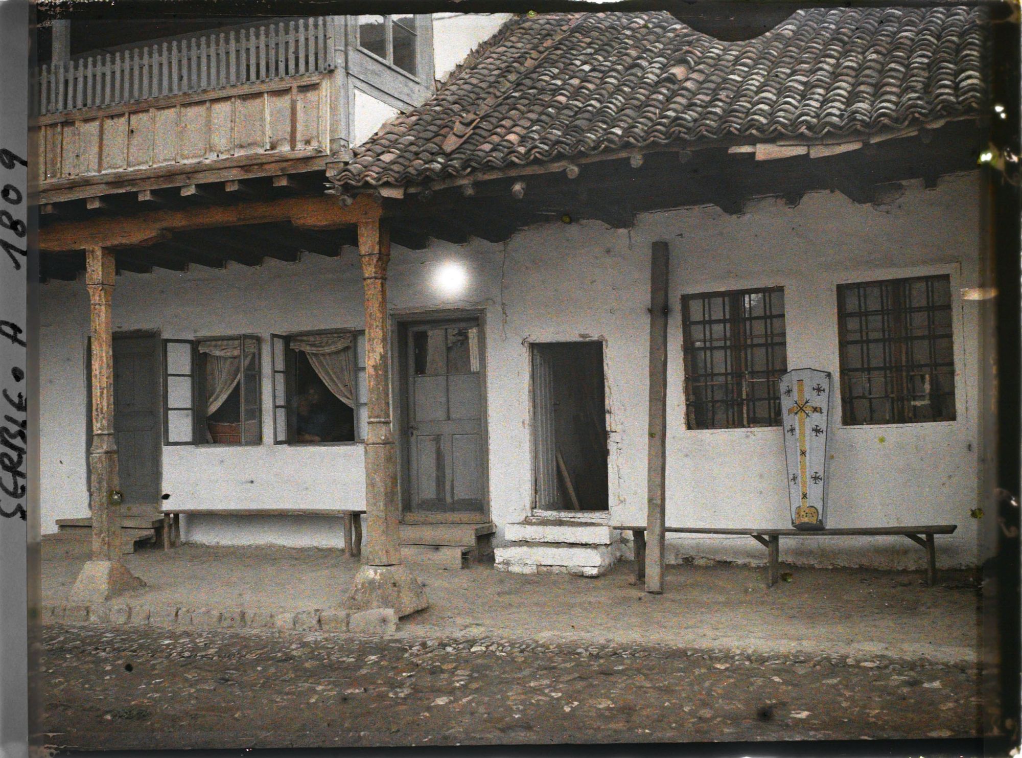 Image représentant Un cercueil sous le portique en forme d'arc d'une maison turque