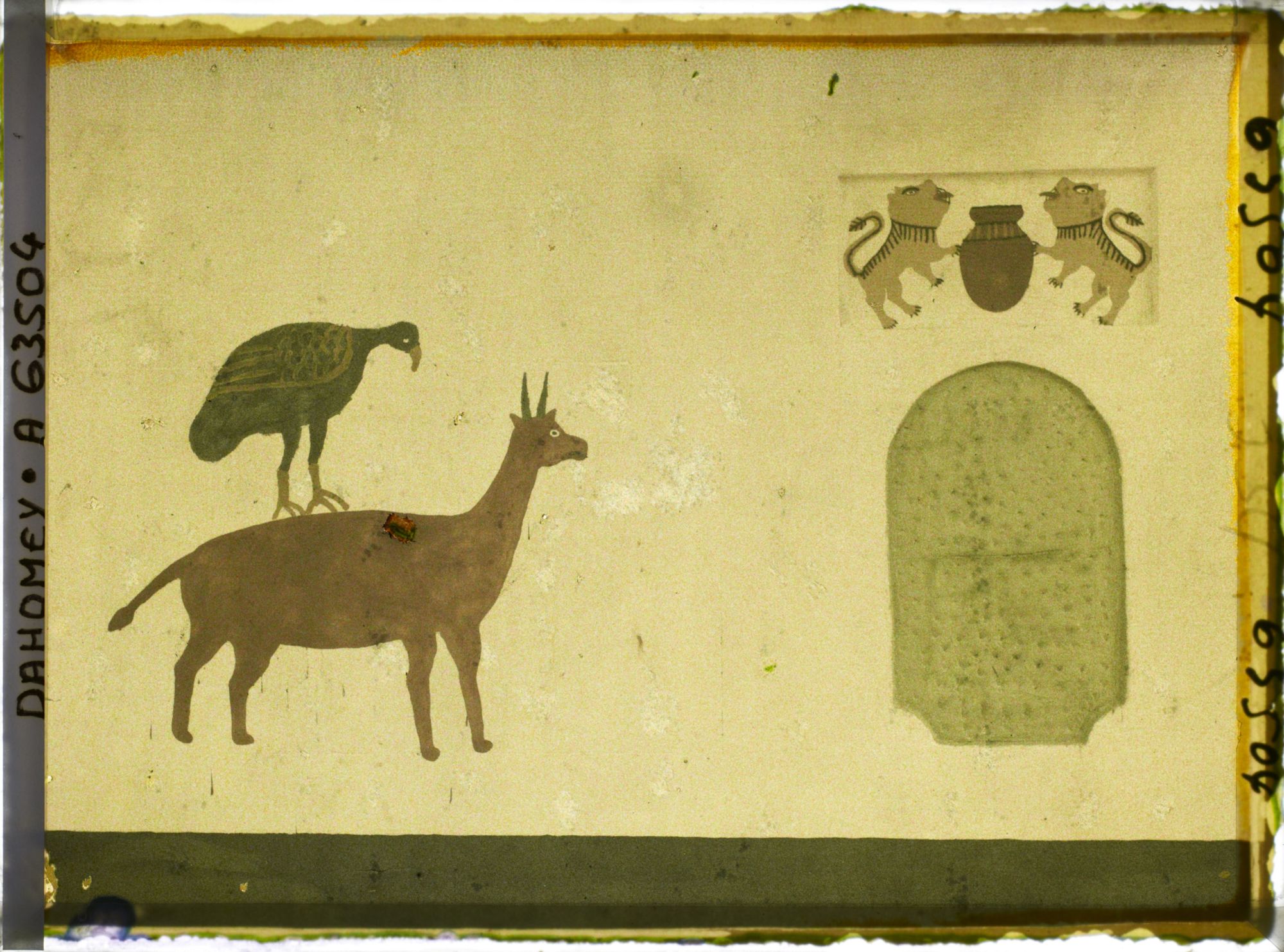 Image représentant Décor peint d'antilope, oiseau-cardinal et lions sur la djononho ou case des étrangers dans la première cour du palais de  null Glélé