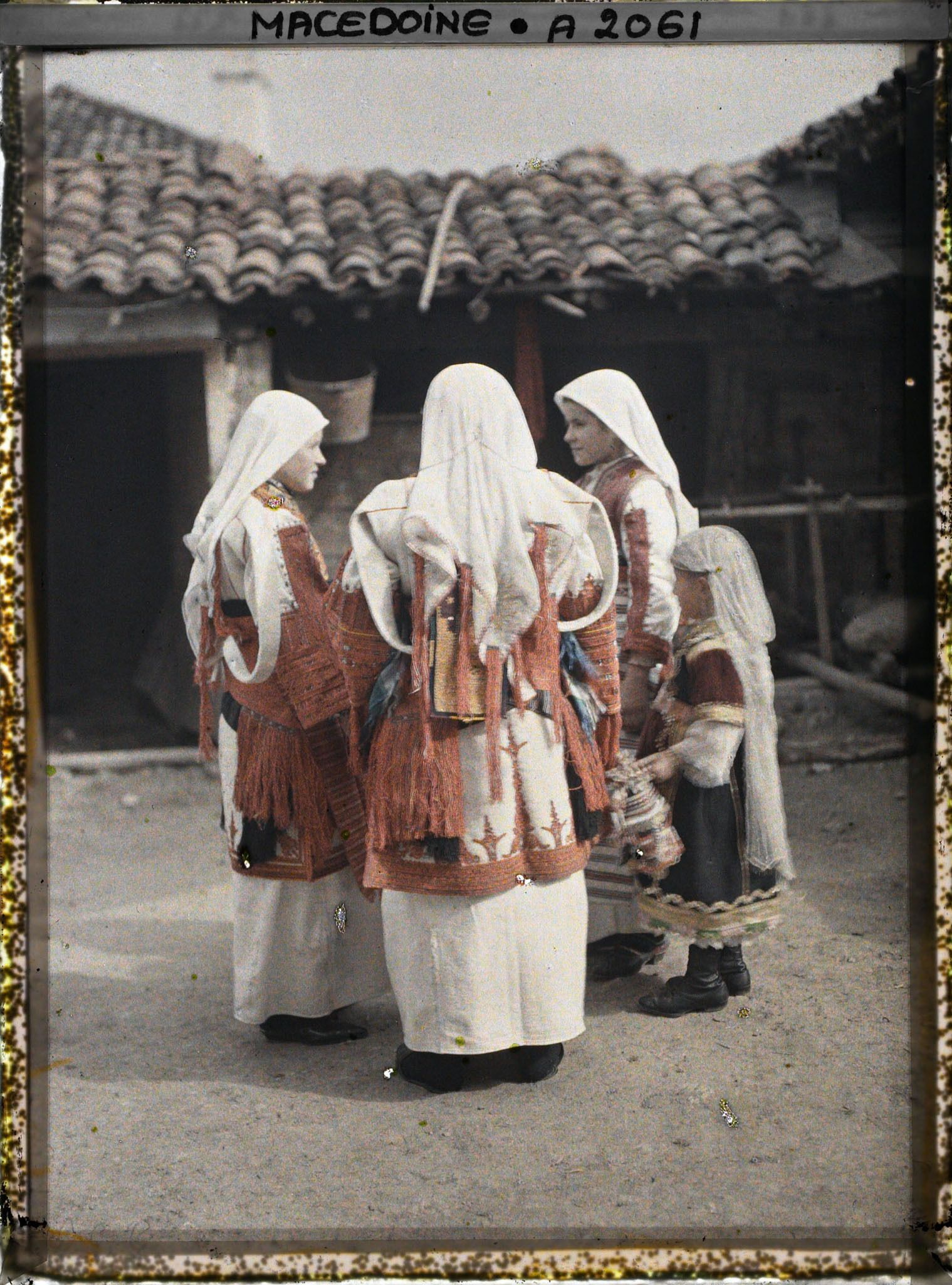 Image représentant Chez le riche Serbe, trois filles de Smilevo et la petite fille de la maison en costume plutôt citadin