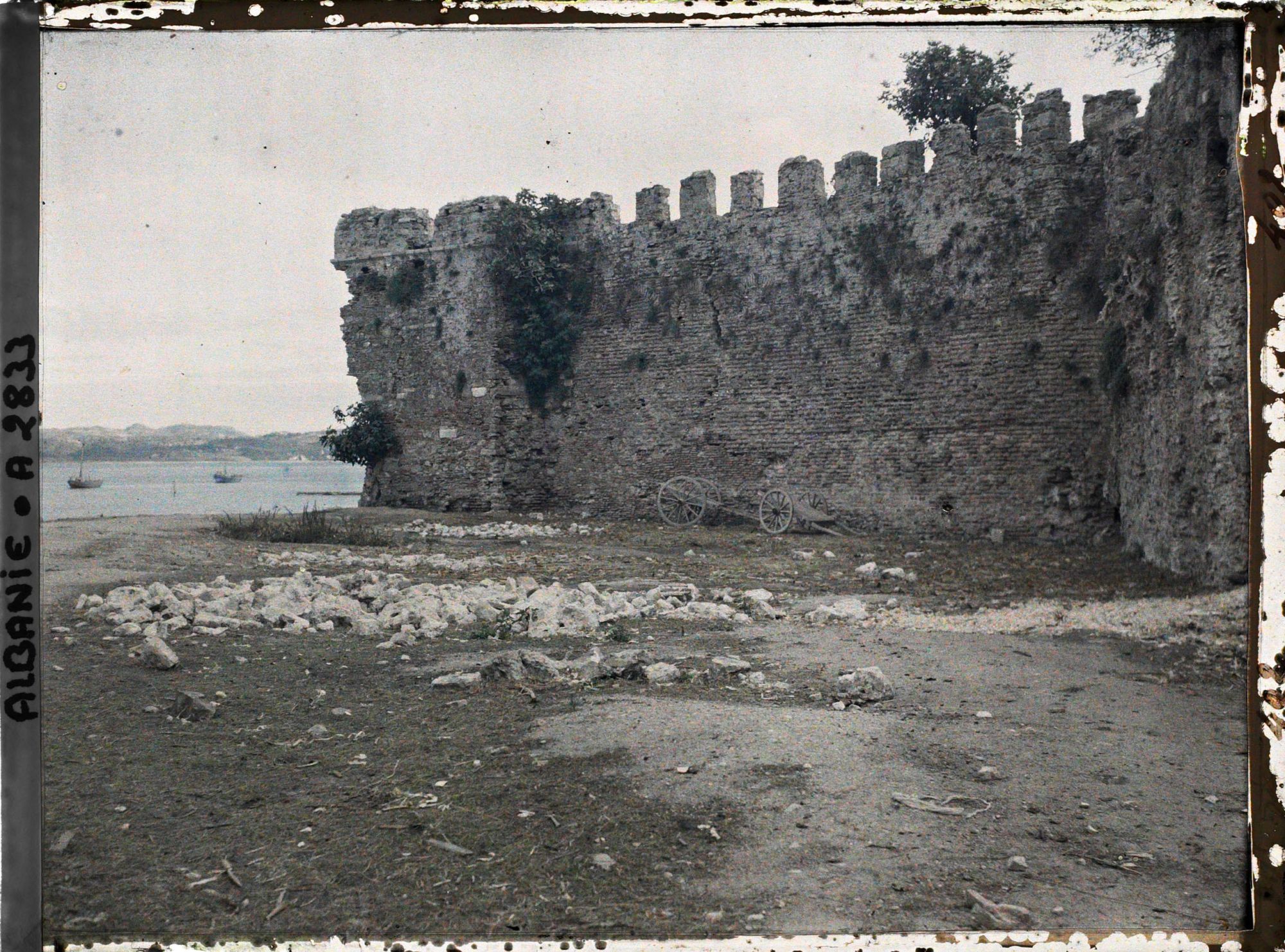 Image représentant Un angle des fortifications de la ville au bord du golfe de Durazzo