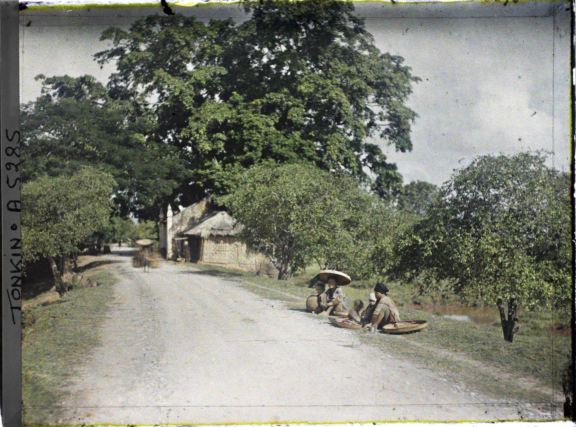 Image représentant Des mendiantes aveugles au bord de la route à la sortie d'un village