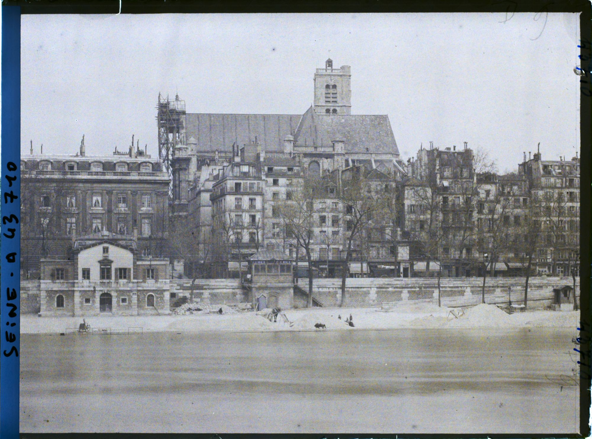 Image représentant Le quai de l'Hôtel-de-Ville et l'église Saint-Gervais-Saint-Protais depuis le quai aux Fleurs
