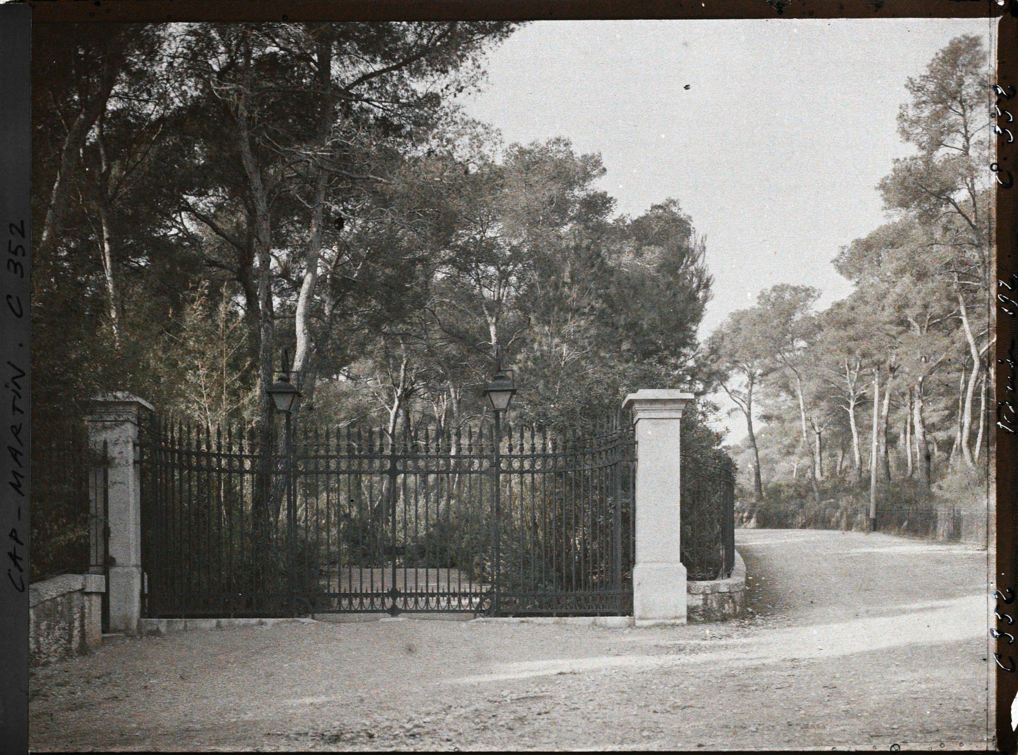 Image représentant Le portail d'entrée de la grande villa, avenue Douine