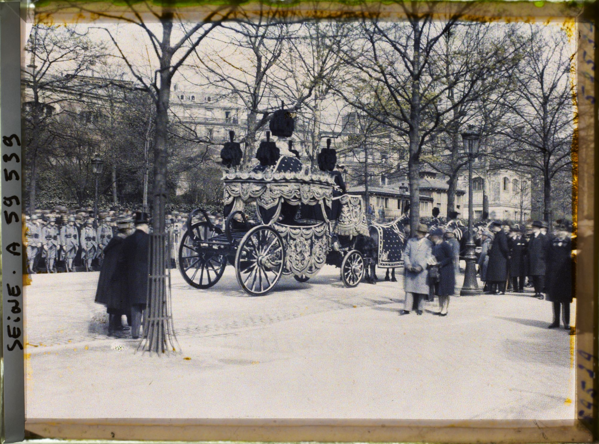 Image représentant Les funérailles de l'ambassadeur des États-Unis Myron Herrick, le passage du corbillard avenue d'Iéna