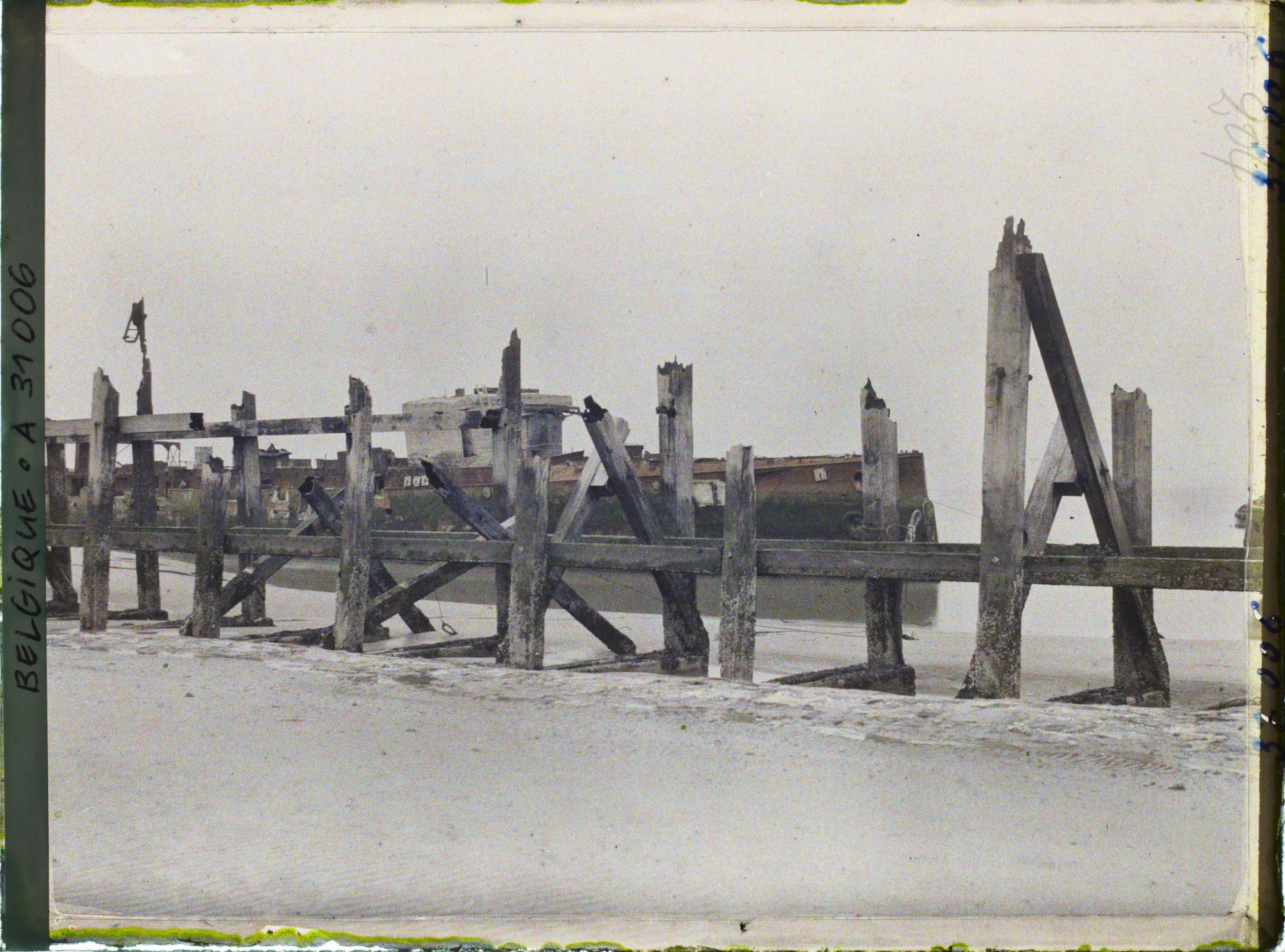 Image représentant Belgique, Zeebrugge, Extrémité du Canal de Zeebrugges et derrière, l'"Iphigenia"