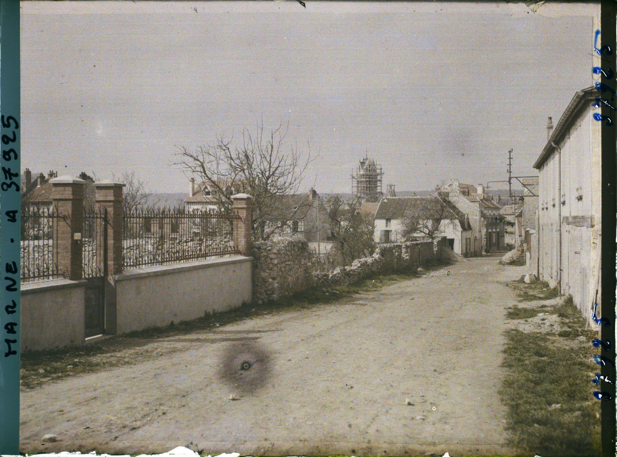Image représentant France, Dormans, Une vue vers l'Eglise