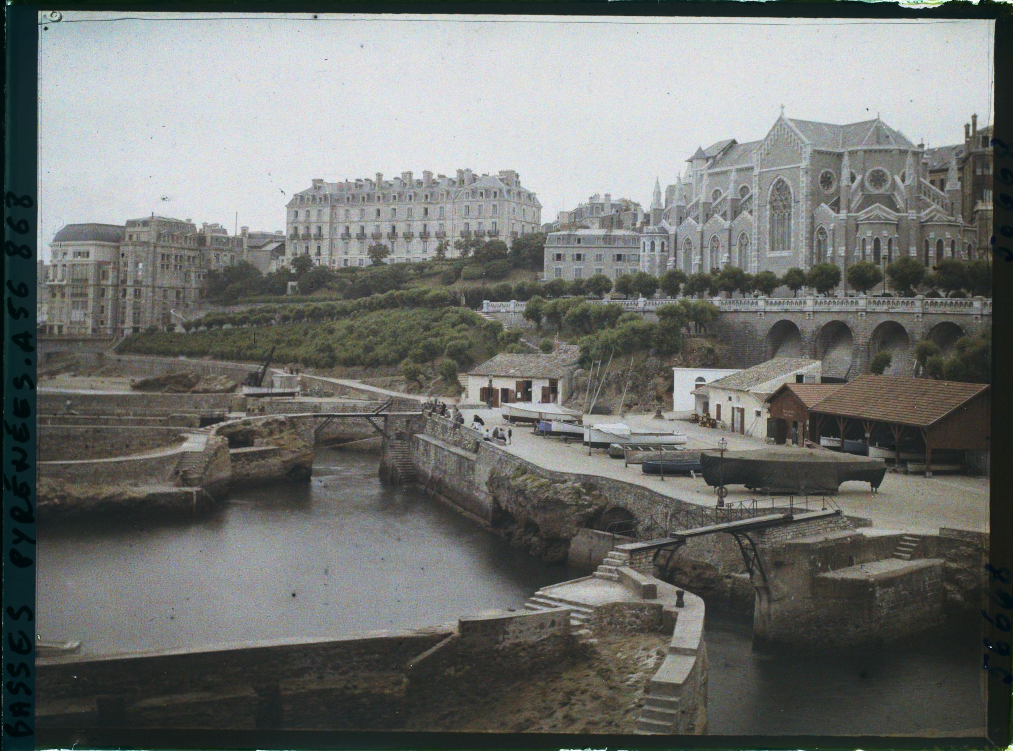 Image représentant France, Biarritz, Eglise Ste Eugénie et Port des Pêcheurs