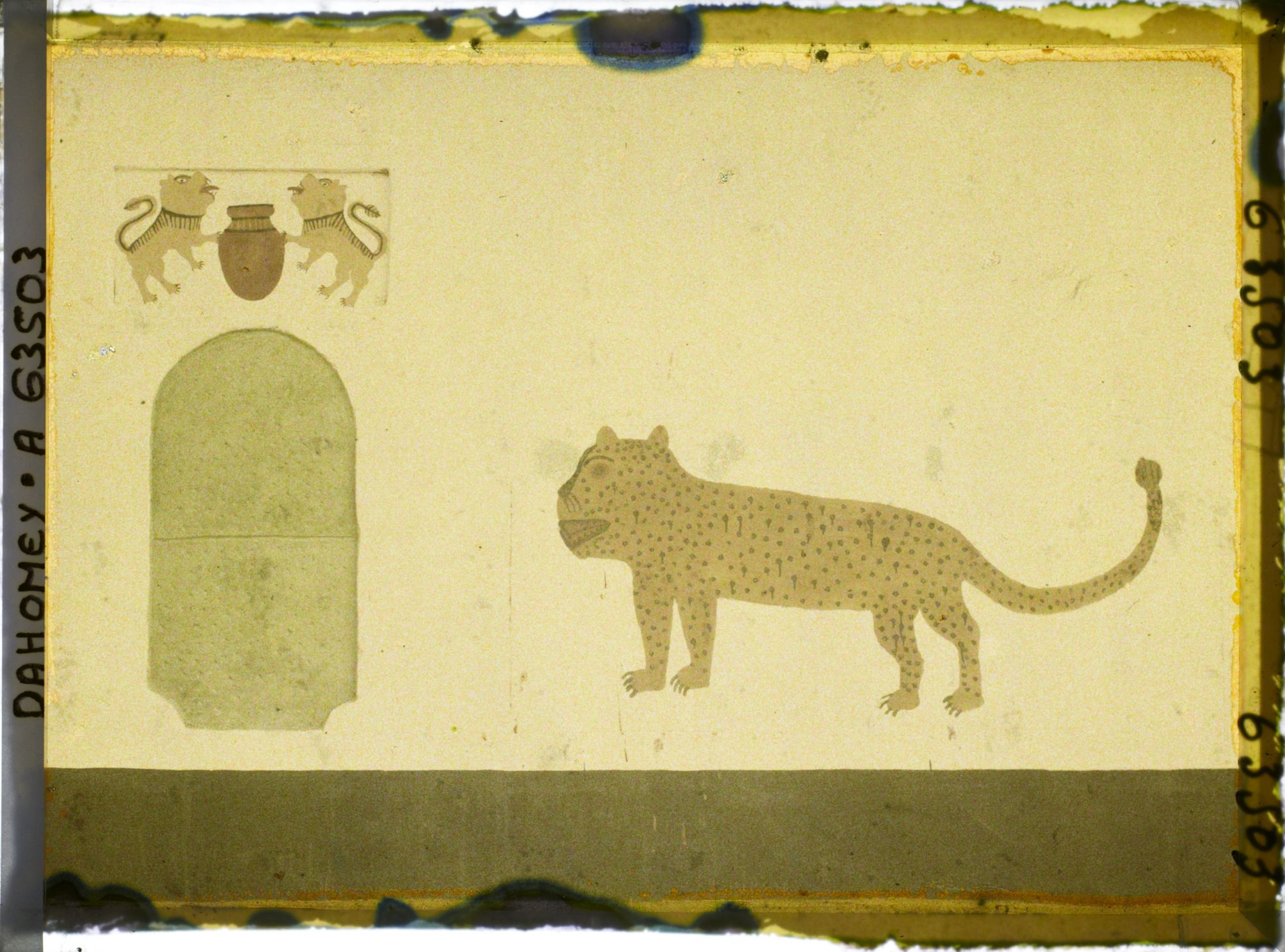 Image représentant Décor peint de panthère et lions sur la djononho ou case des étrangers dans la première cour du palais de  null Glélé