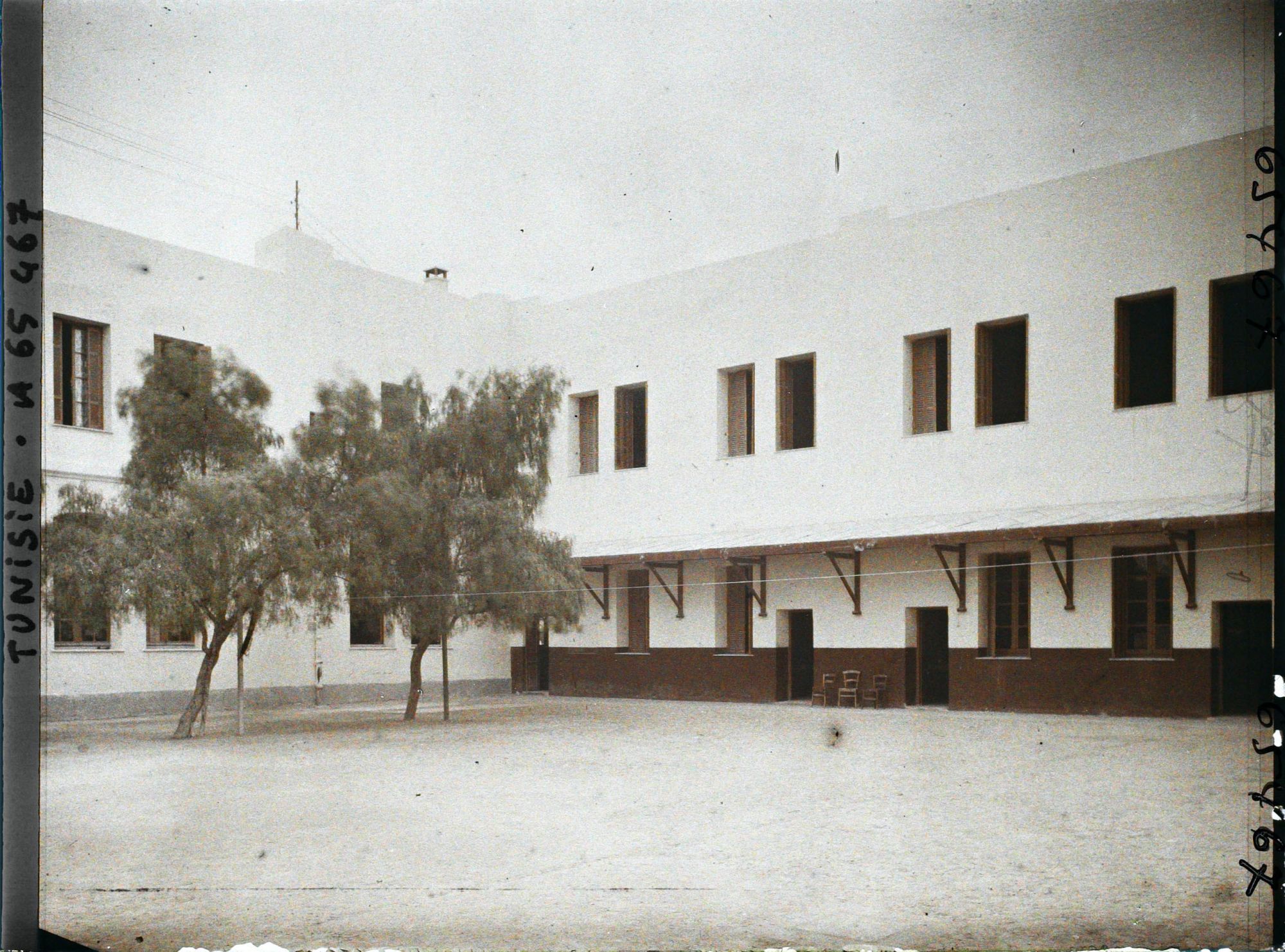 Image représentant La cour de l'école primaire supérieure de filles