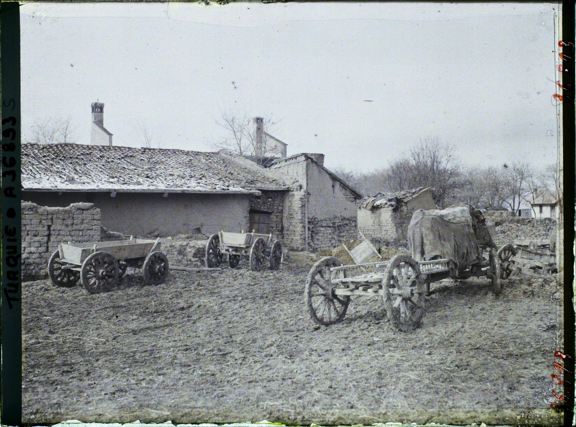 Image représentant Turquie, Eski-Ckehir, Cour d'une ferme