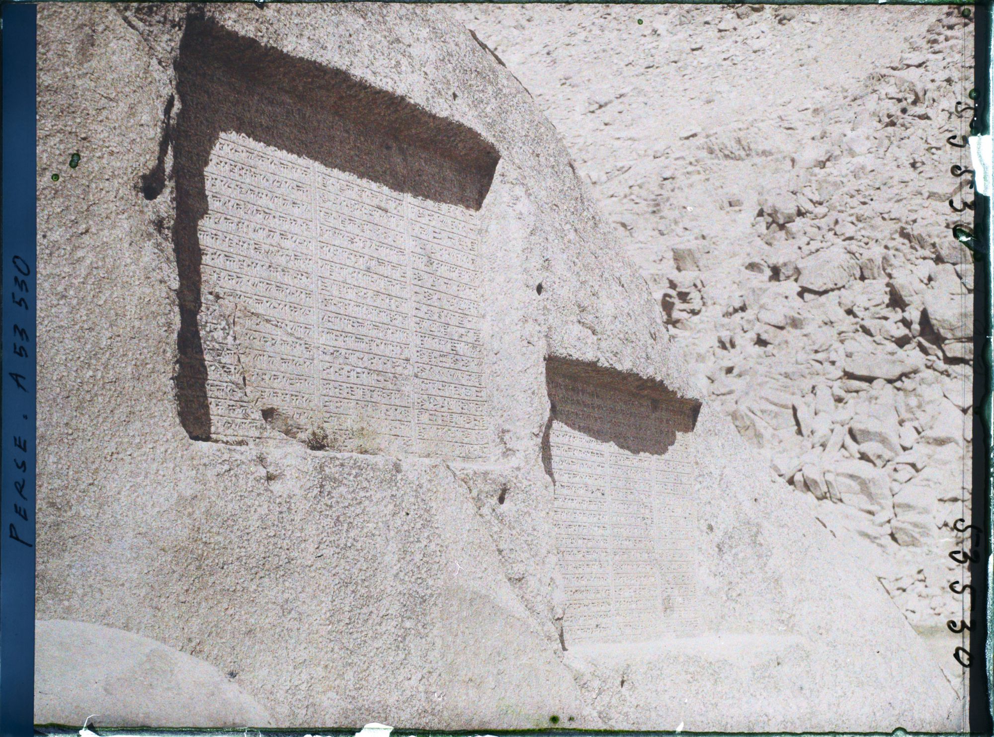 Image représentant Les inscriptions antiques Ganj-Nameh (le livre du trésor), sur les flancs du Kuh-e Alvand