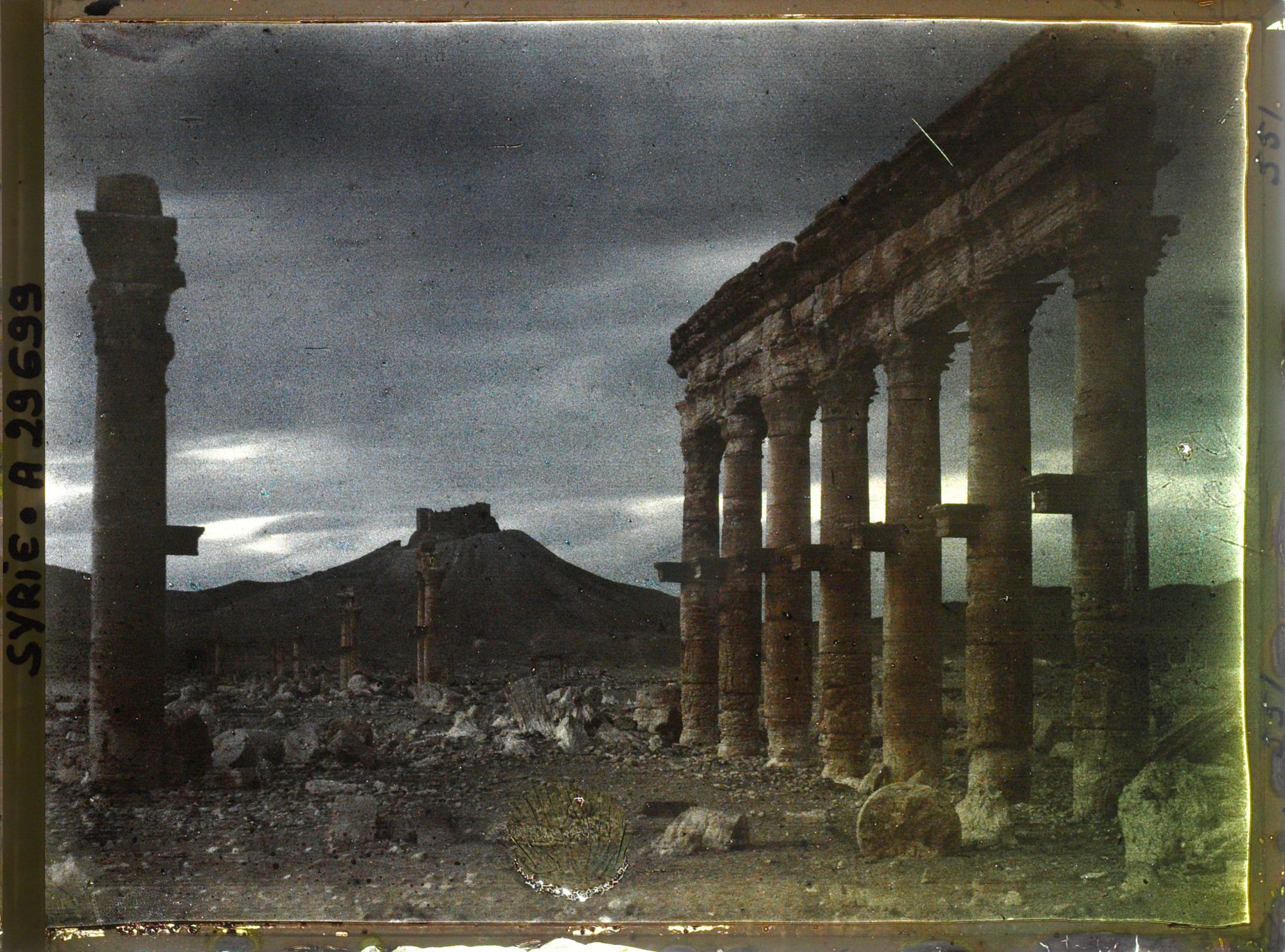 Image représentant Vestiges de colonnes au soleil couchant