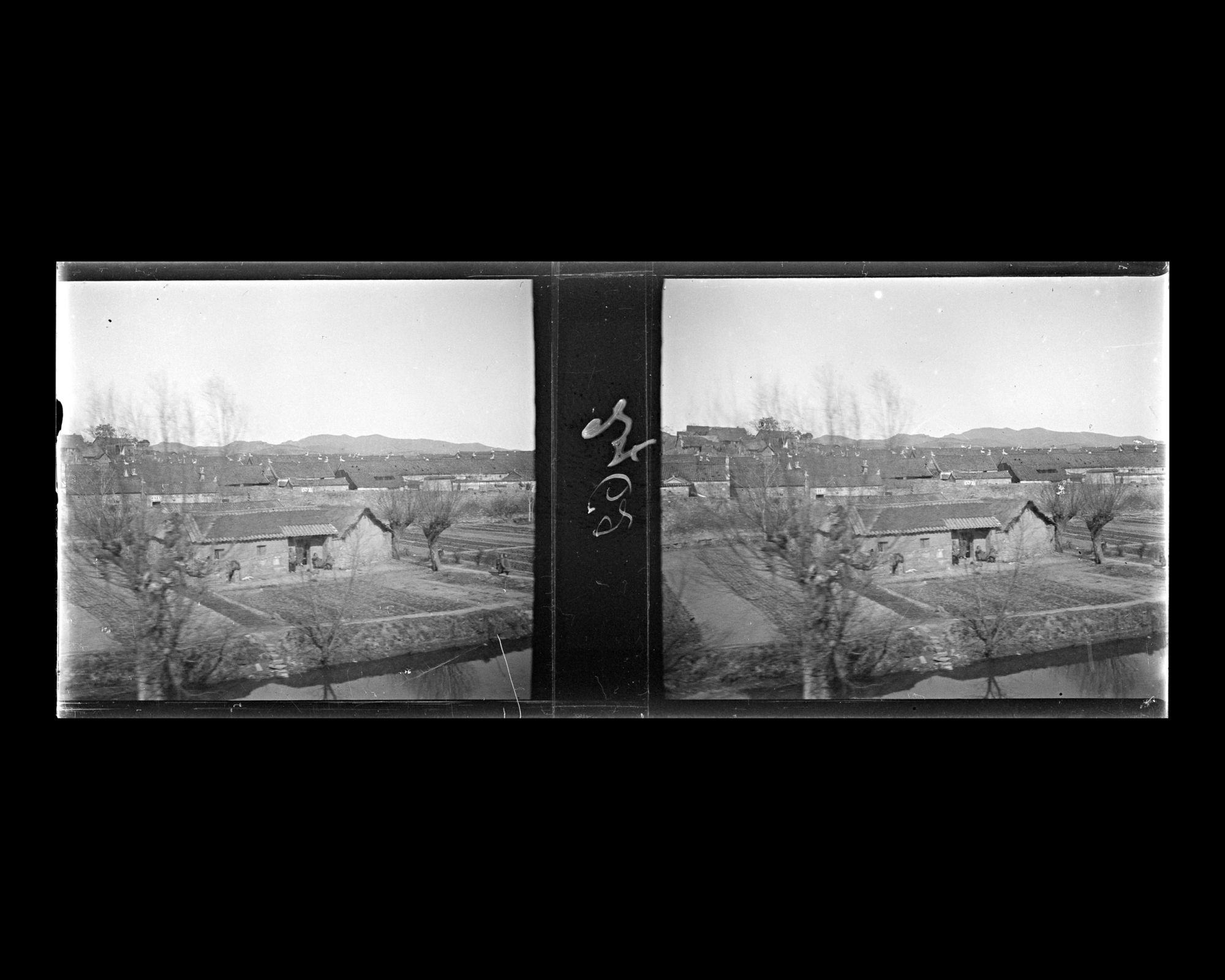 Image représentant Aperçu sur la ville, derrière son enceinte de pierre, vue depuis le train