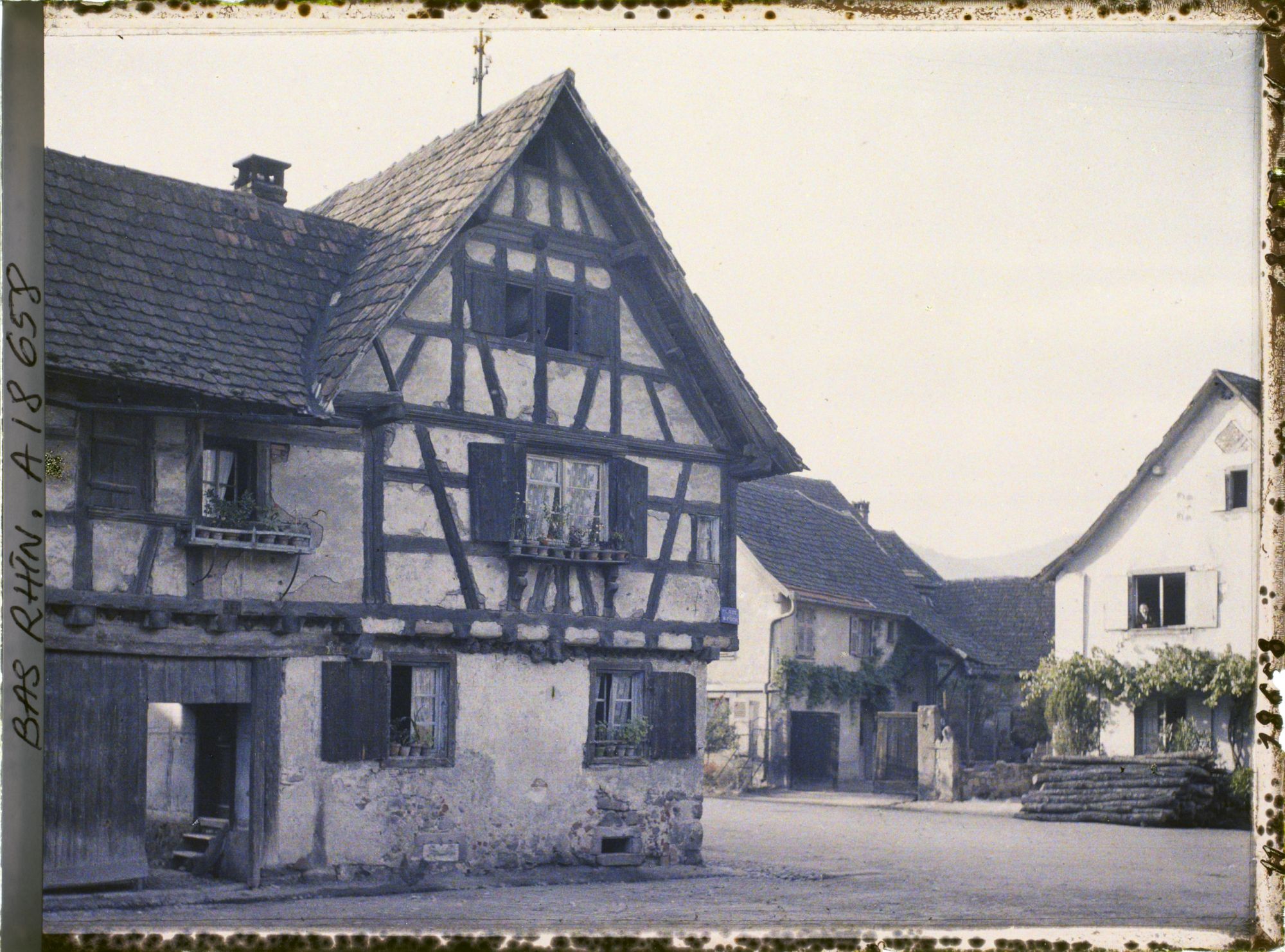 Image représentant France, Scherwiller, Vieille Maison de Coin à montants de bois, sur la Place dite "Maréchal Foch"