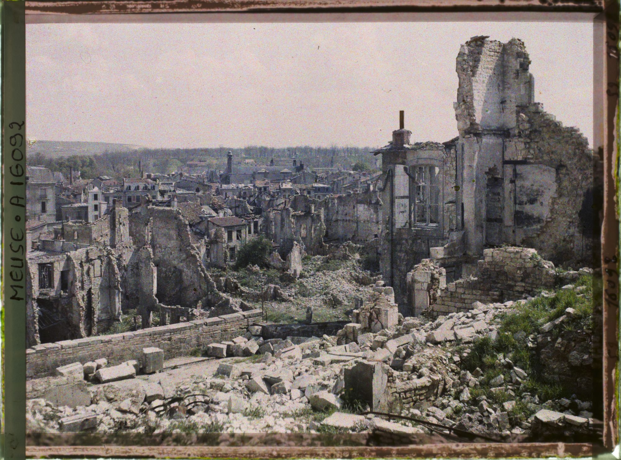 Image représentant France, Verdun, Ruines, Vue prise vers le Théâtre de la Place de la Magdeleine