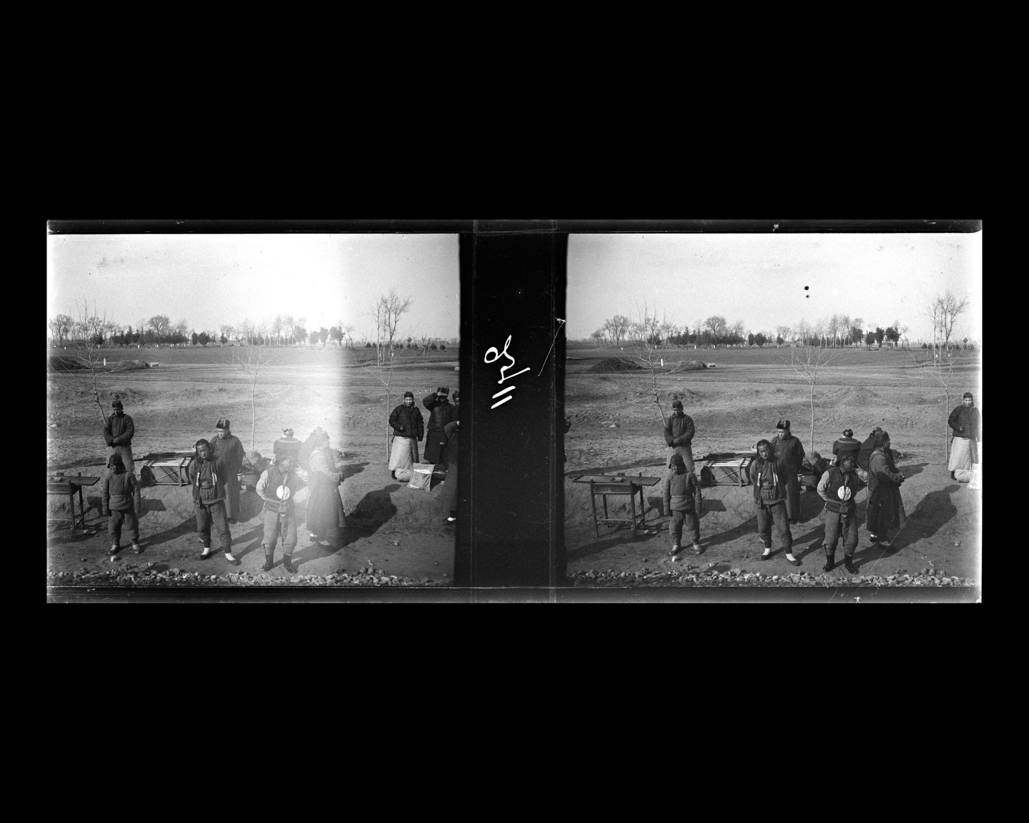 Image représentant Un groupe d'hommes et de femmes au bord de la voie ferrée