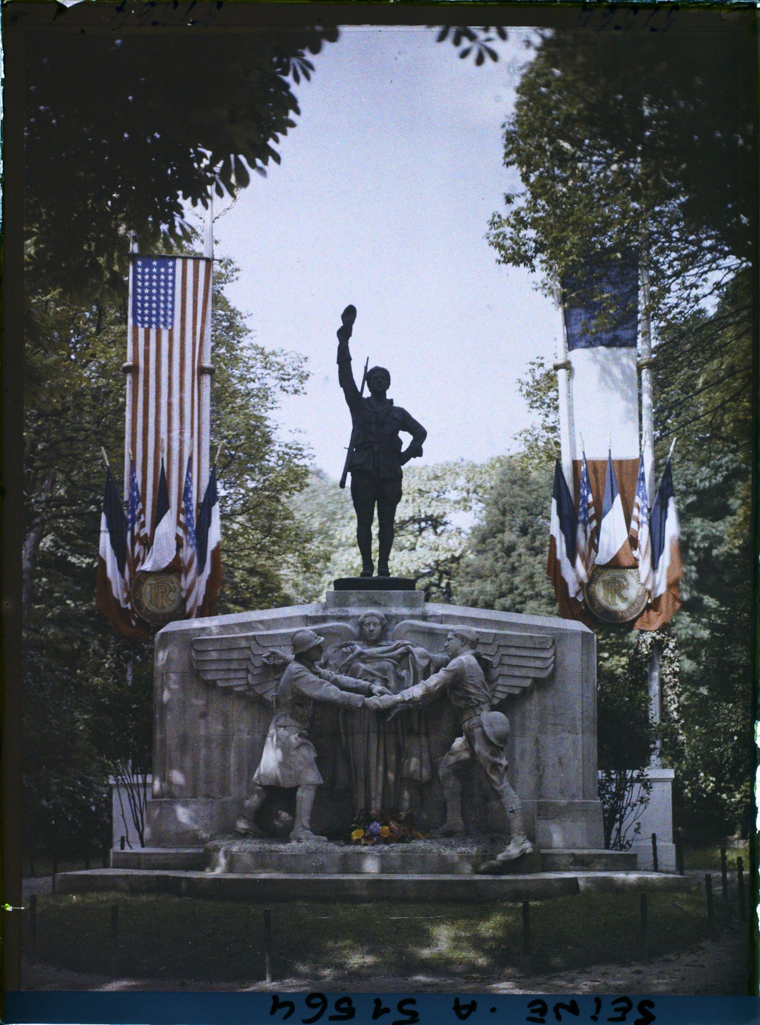 Image représentant Monument aux volontaires américains place des États-Unis décoré pour le 9ème congrès de la Légion Américaine (American Legion)