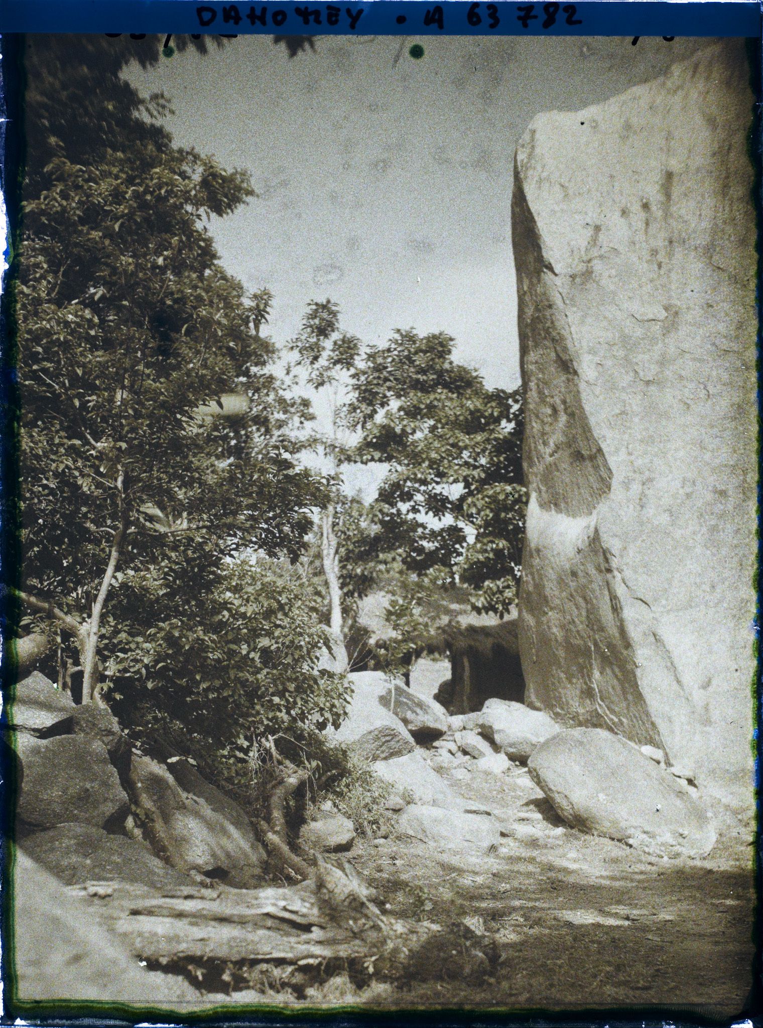 Image représentant Entrée d'un village (" Dassa-Montagne " ?) dans les collines granitiques