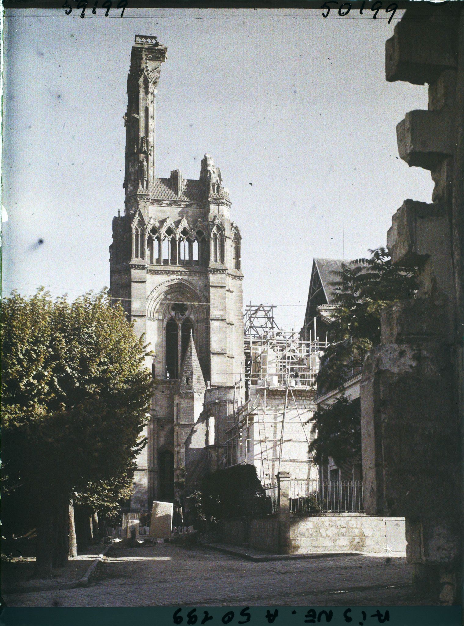 Image représentant France, Soissons, Tour Sud de la Cathédrale et reconstruction Evêché XIIIe