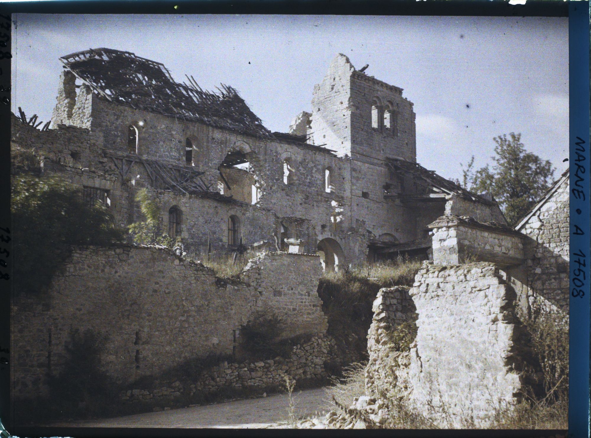Image représentant France, St Théry, Vue d'ensemble de l'Eglise