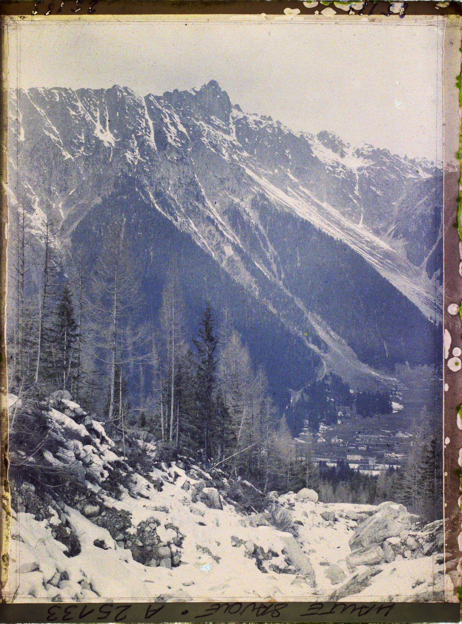 Image représentant France Les Alpes, Glacier des Bossons : Torrent des Pèlerins, le Brévent, la Vallée de Chamonix, et le Village des Pècles