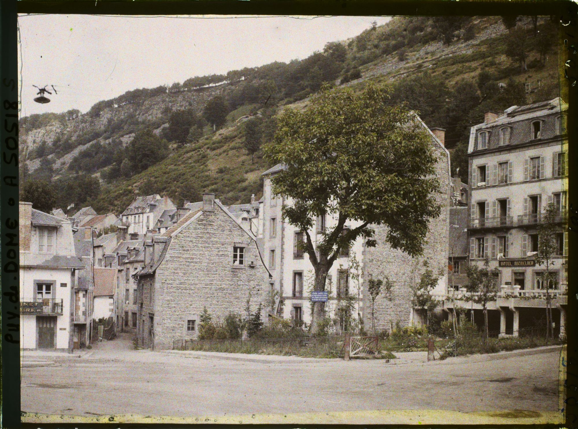 Image représentant France, Mont Dore, Place de l'Eglise