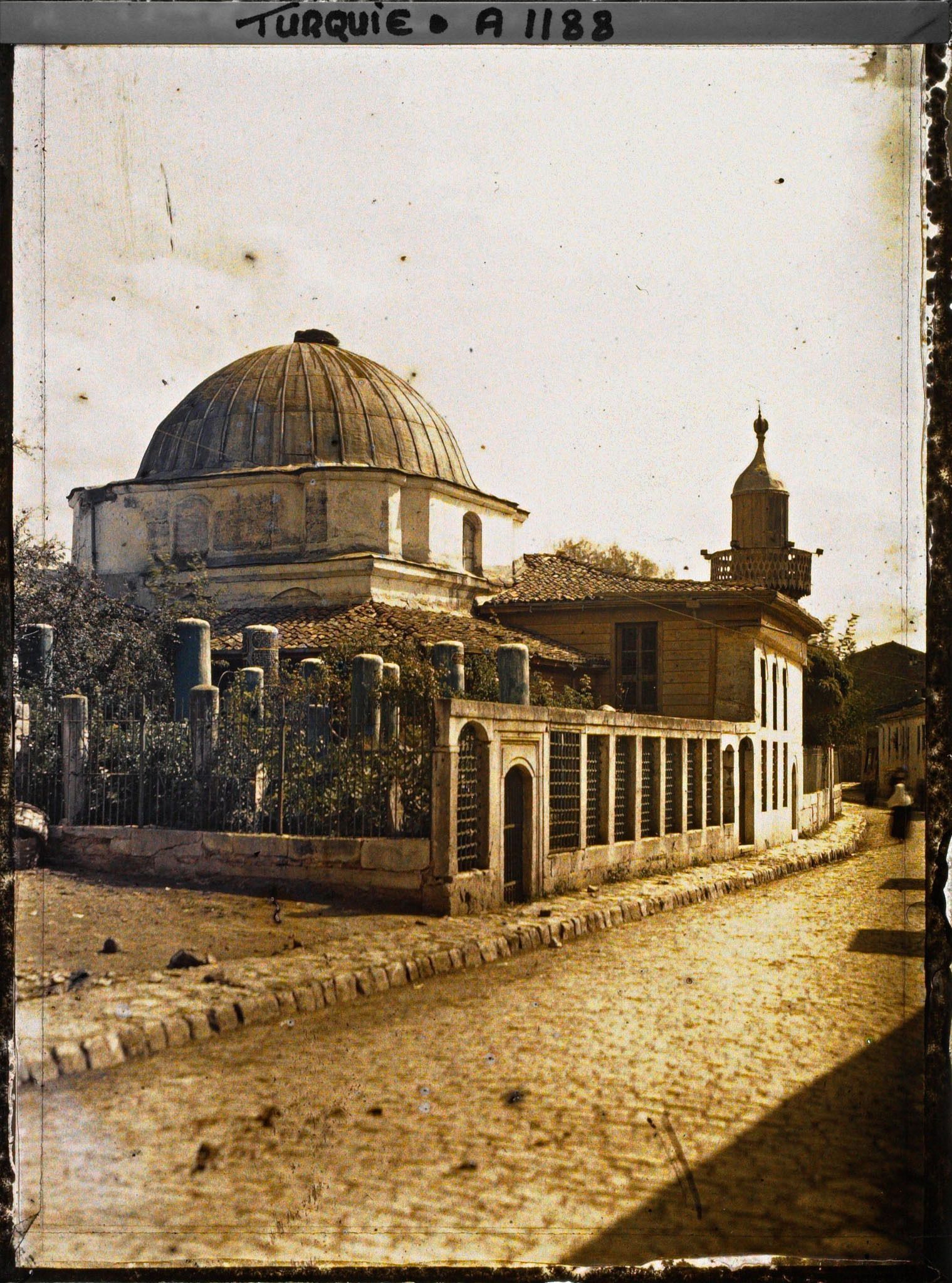 Image représentant Petit mausolée ou mosquée (?) et tombes près du cimetière de l'Eyüp Sultan Camii
