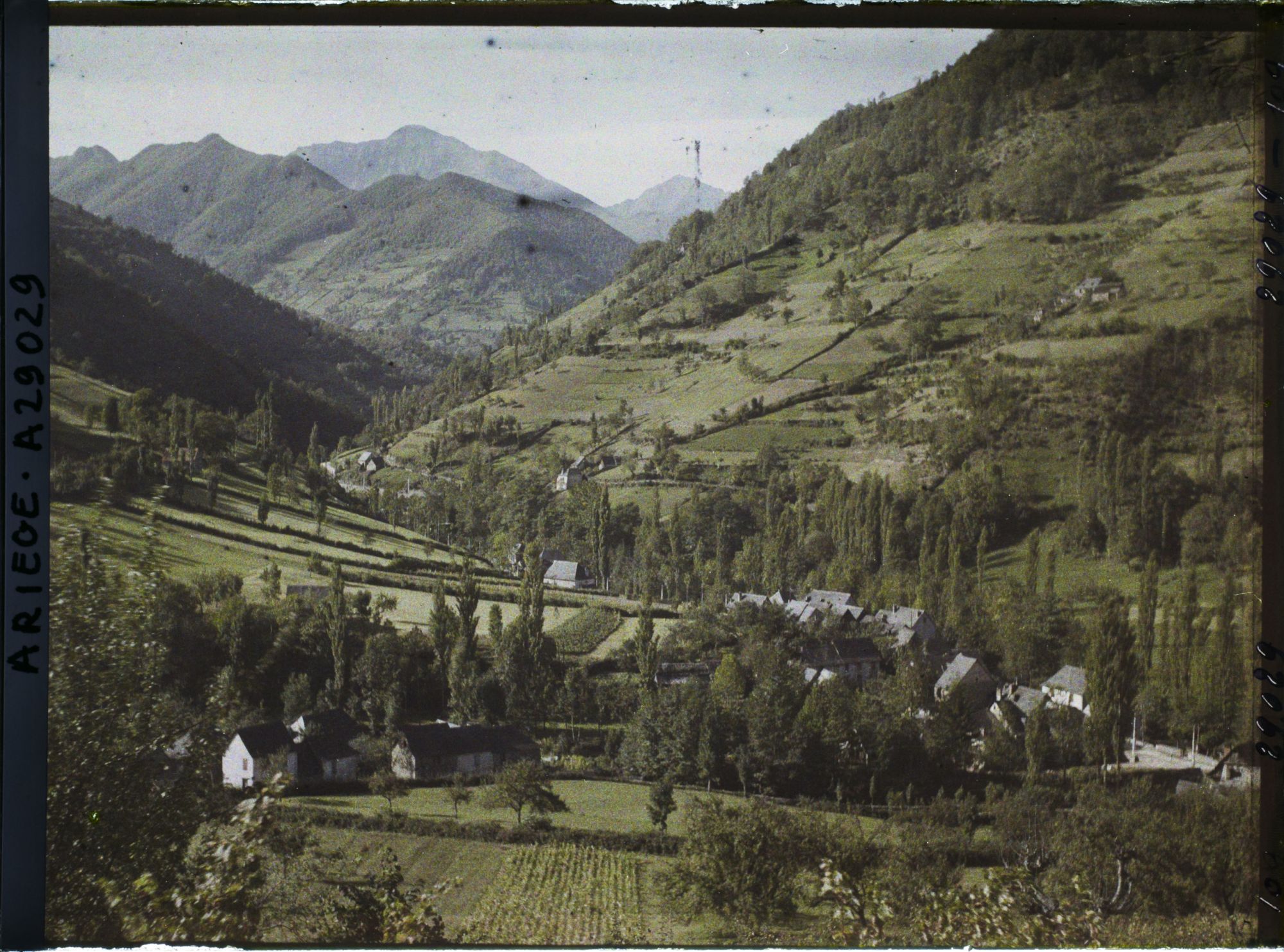 Image représentant La vallée du Lez vers l'amont vue de l'entrée de la vallée de Bethmale