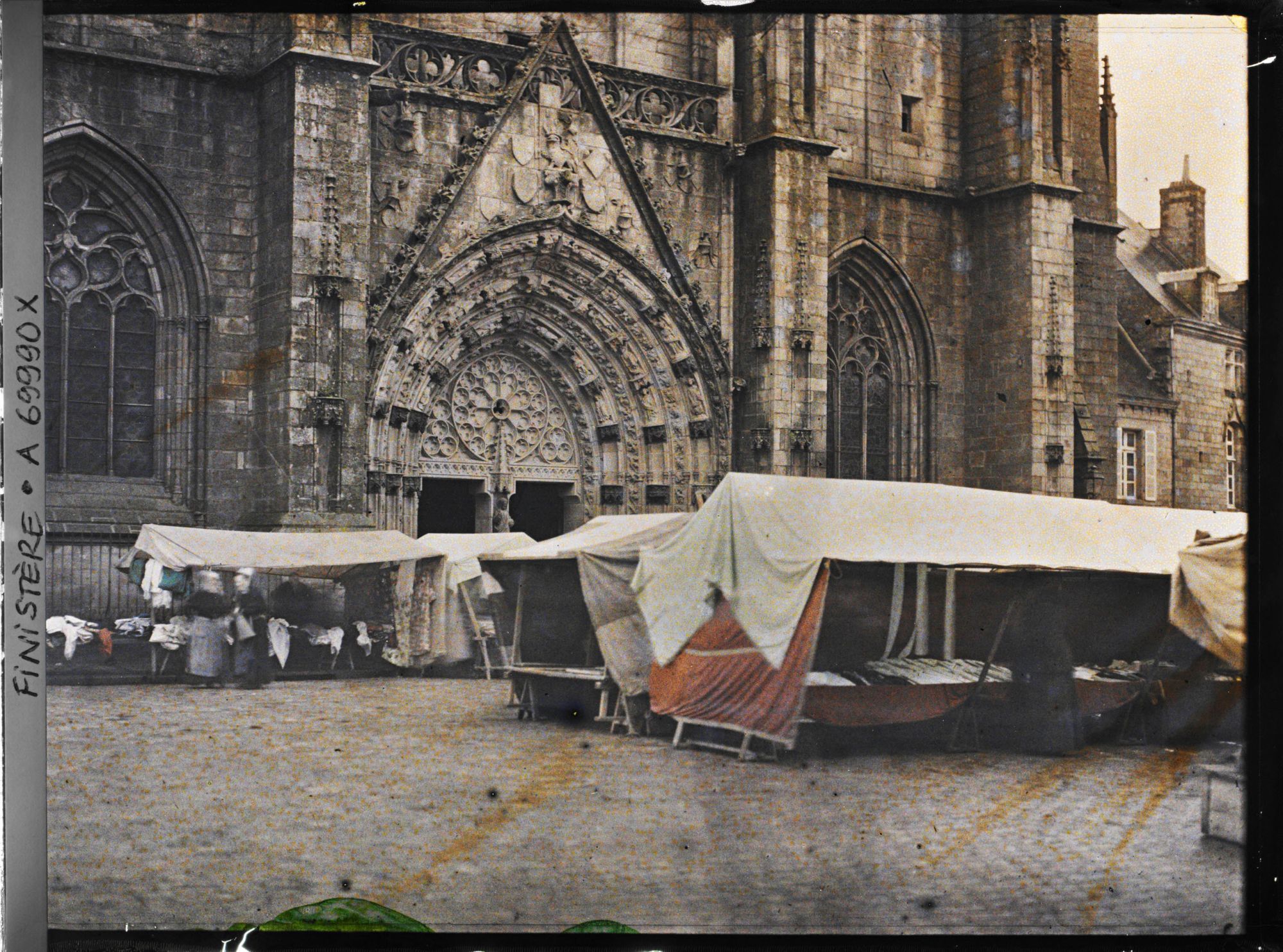Image représentant Scène de marché au pied de la cathédrale Saint-Corentin