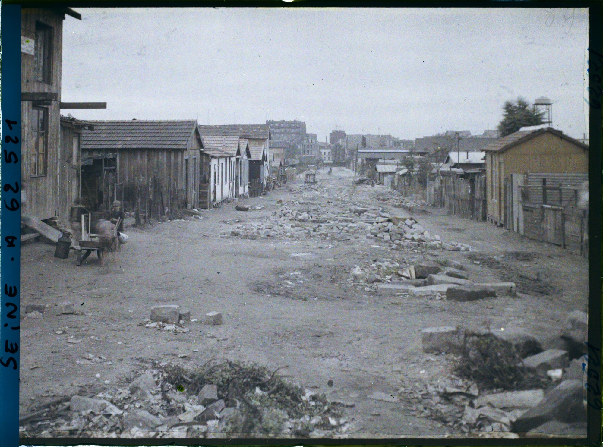 Image représentant Vue de la " Zone ", à l'emplacement des anciennes fortifications entre les portes de Clignancourt et de Saint-Ouen