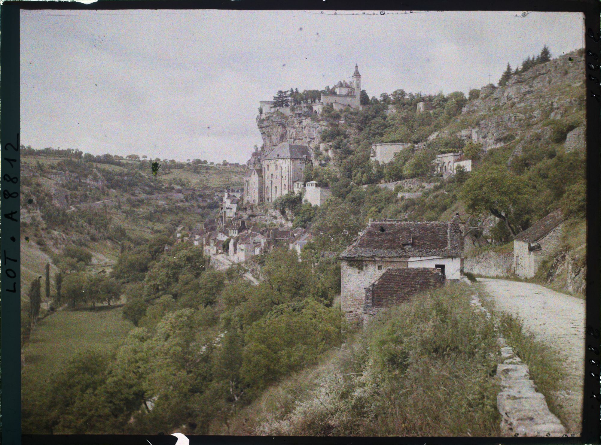 Image représentant France, Roc-Amadour, La route, les vieilles maisons, les coquelicots et l'ensemble de R. A.