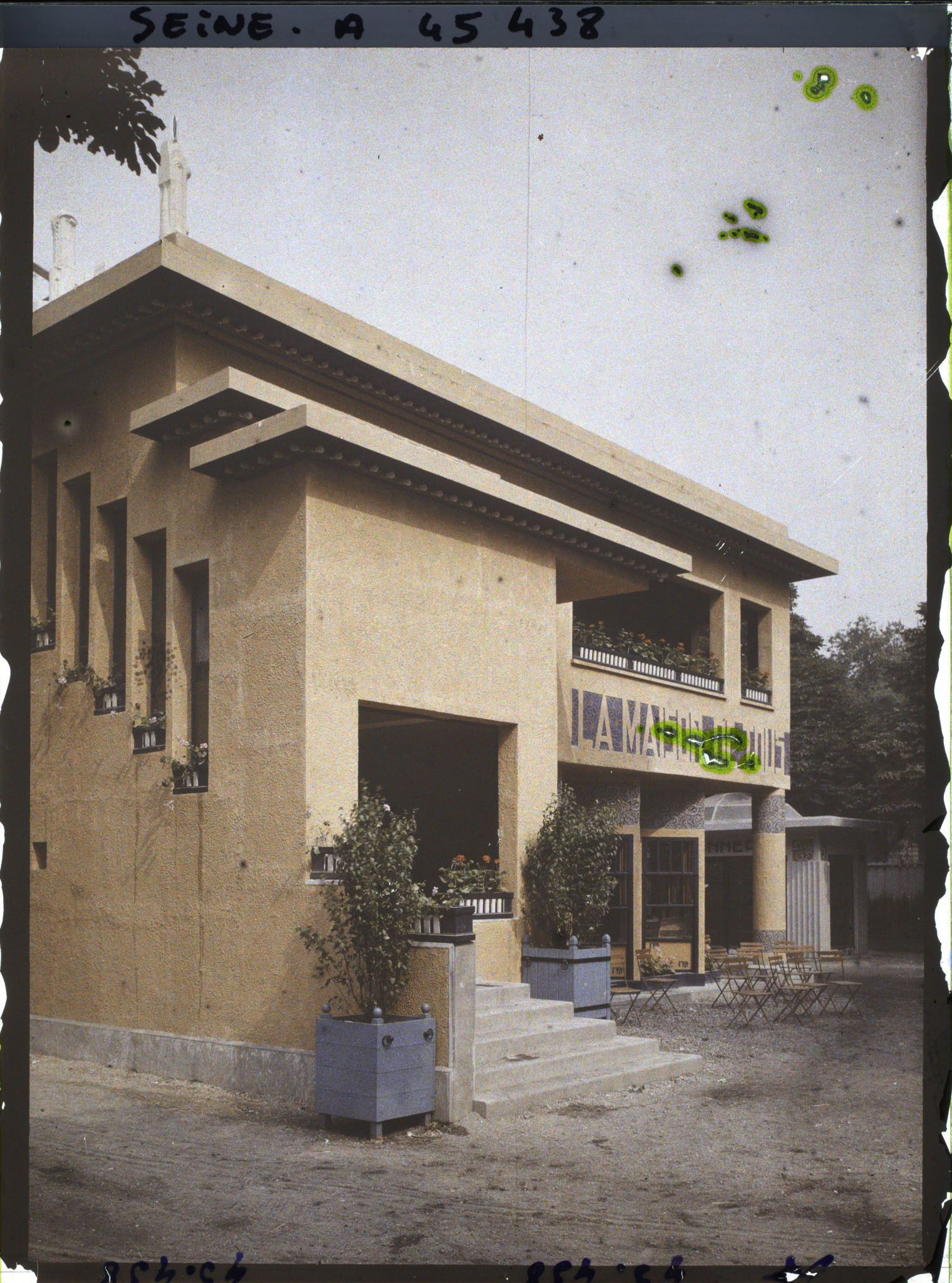 Image représentant L'Exposition des arts décoratifs, Le Village français, sous la direction de Charles Genuys, la Maison de Tous