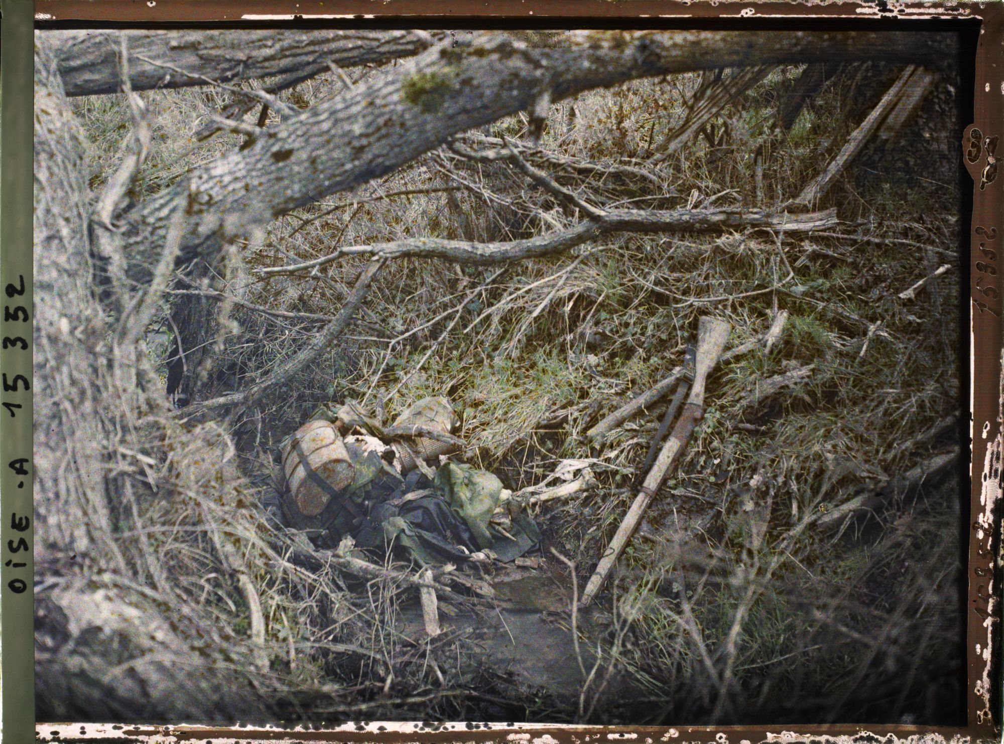 Image représentant France, Les Bocages, Guerre : Cadavre d'un soldat français Il est équipé de son sac et son fusil est près de lui