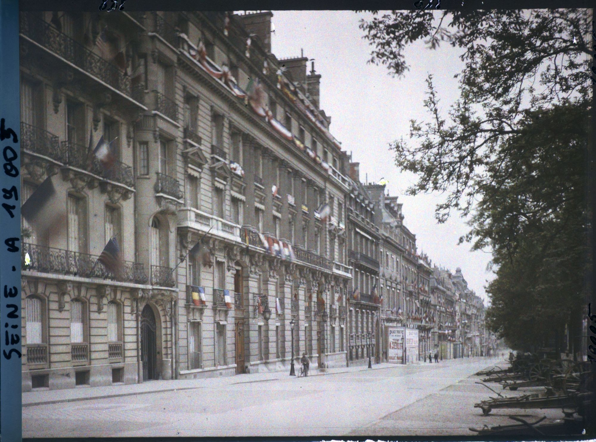 Image représentant Immeubles décorés et canons exposés sur l'avenue des Champs-Elysées (au niveau du n°146)