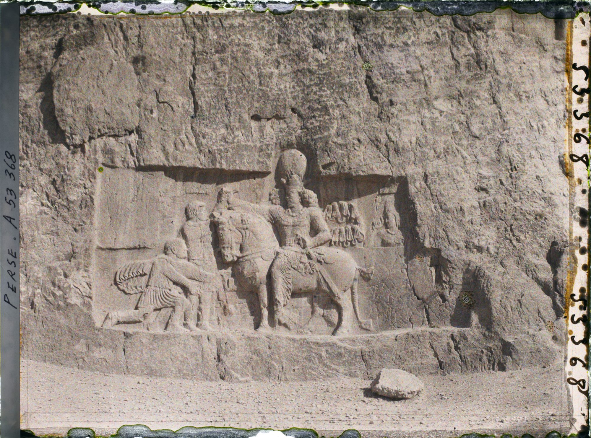 Image représentant Bas-relief sassanide sous le tombeau de Darius. Scène de triomphe de Shapur 1er sur Philippe L'Arabe, agenouillé et sur l'empereur romain Valérien qui remet ses armes au vainqueur monté sur son cheval (fin IIIe siècle)