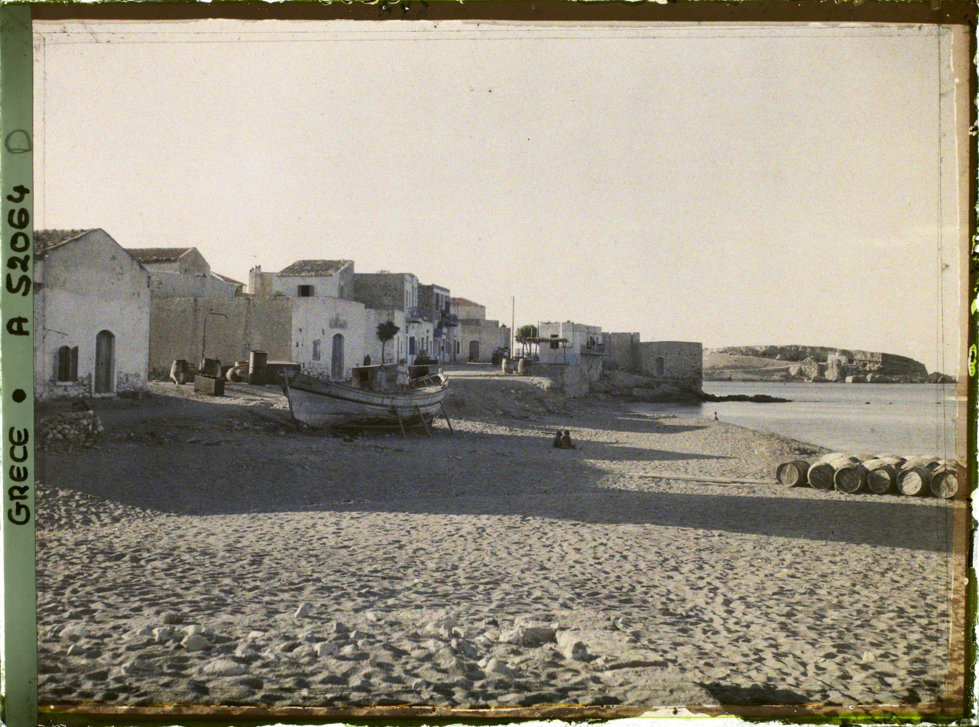 Image représentant Maisons du bord de mer, un bateau sur la plage