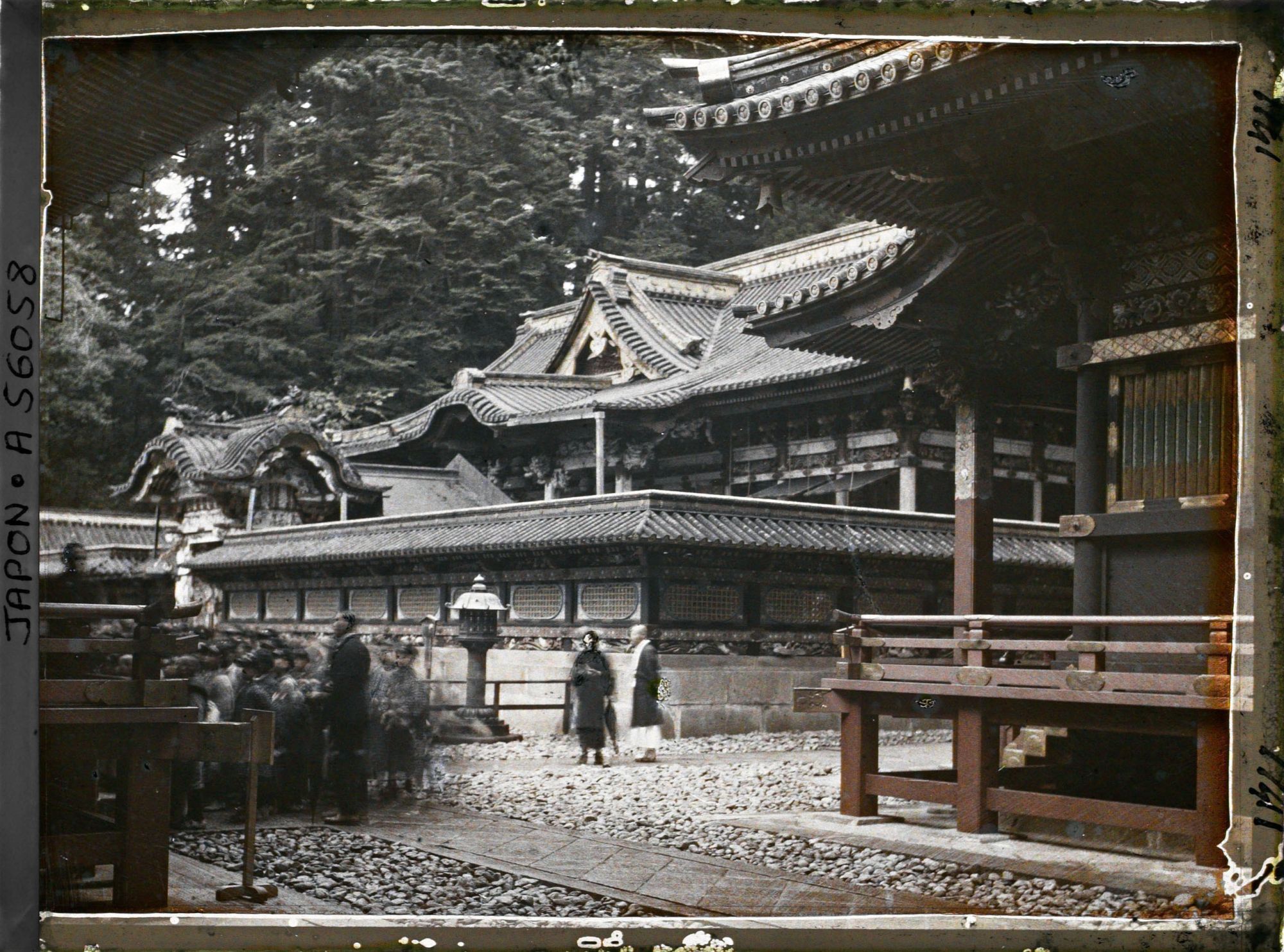 Image représentant Tôshôgû : Le Haiden (oratoire) et son enceinte (Tamagaki) , à droite le Kitôden