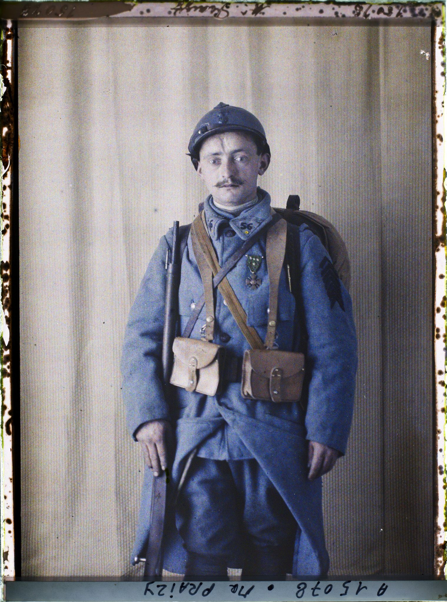 Image représentant Le soldat  https://musee-albert-kahn.s-museum.fr/home/NWQ2OTAwYzNmYjZlZTk1ZWQwODJmMjY4L2dlbmVyaWMtbm90aWNlLXRhYi9hdXRob3JpdHkvNjE3YTc5ZjVjZjhiODk2OGIzMzM3ZDIx/5d6900c3fb6ee95ed082f268/generic-notice-tab/authority/617a79ebcf8b8968b3337635 Praizy