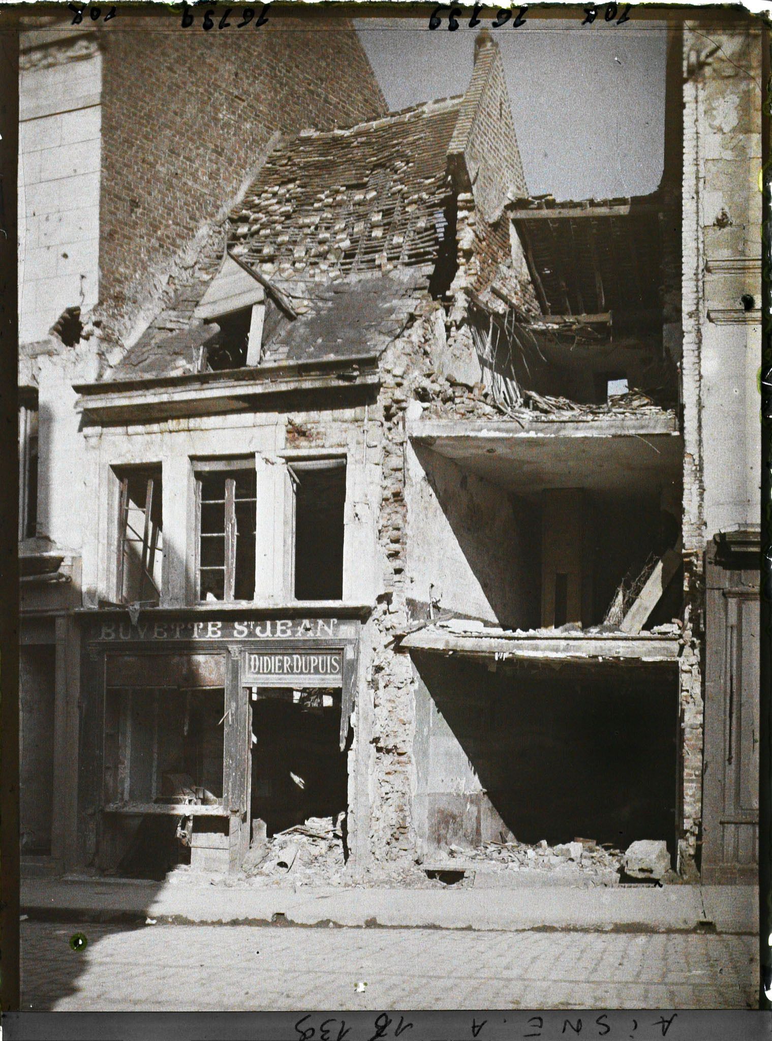 Image représentant France, St Quentin, Maisons en ruines rue St Jean