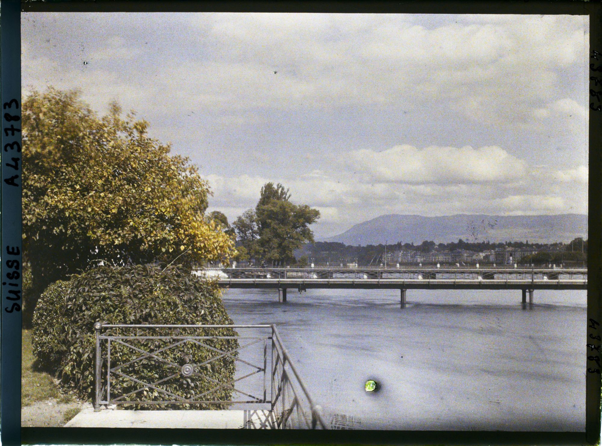 Image représentant Le pont des Bergues et le Rhône depuis le pont de la Machine