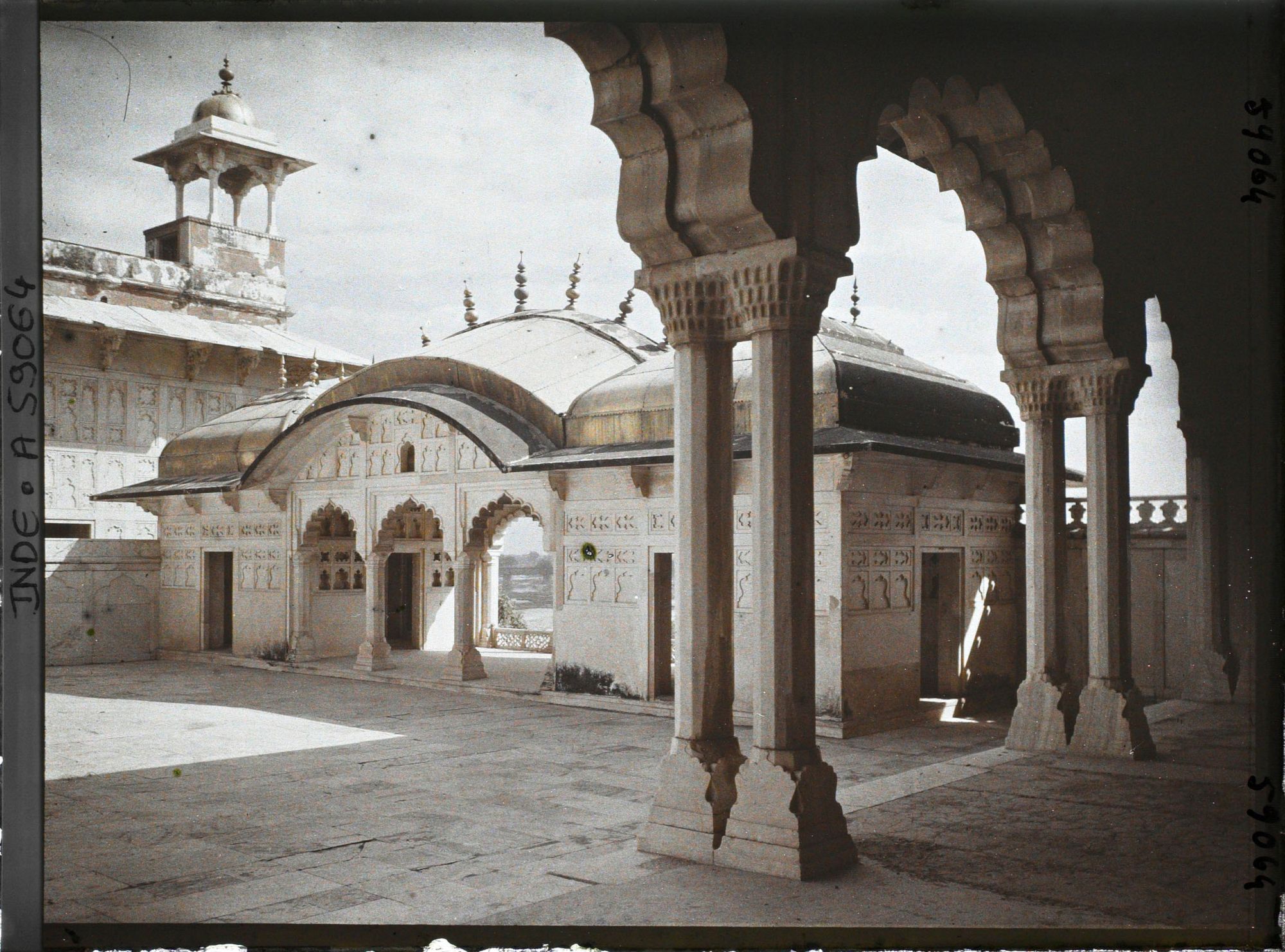 Image représentant Un pavillon en marbre du palais privé (Khas Mahal) de Shah Jahan dans le fort Rouge (Lal Qila)