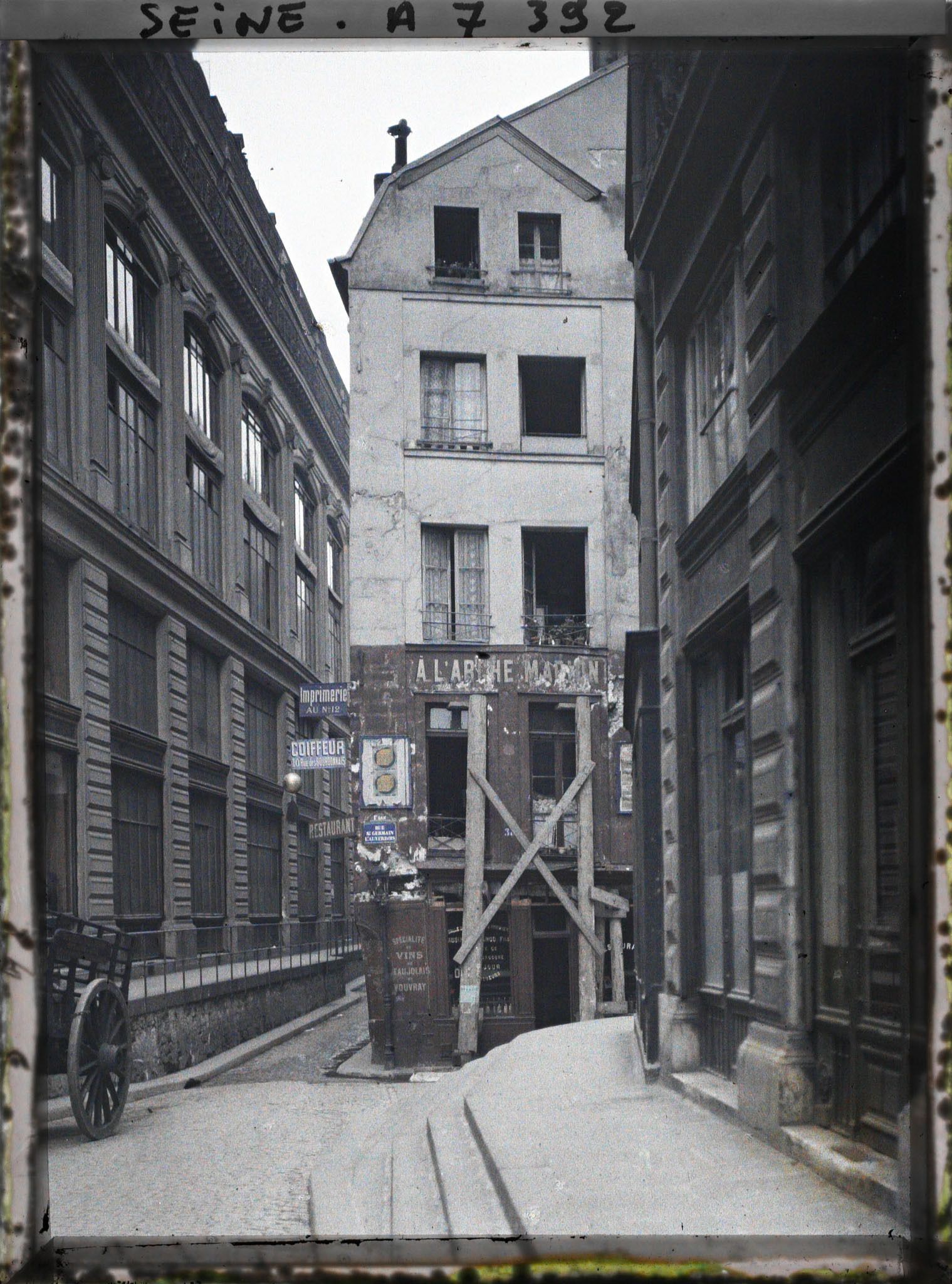 Image représentant La rue des Bourdonnais ; à droite, rue Saint-Germain-l'Auxerrois